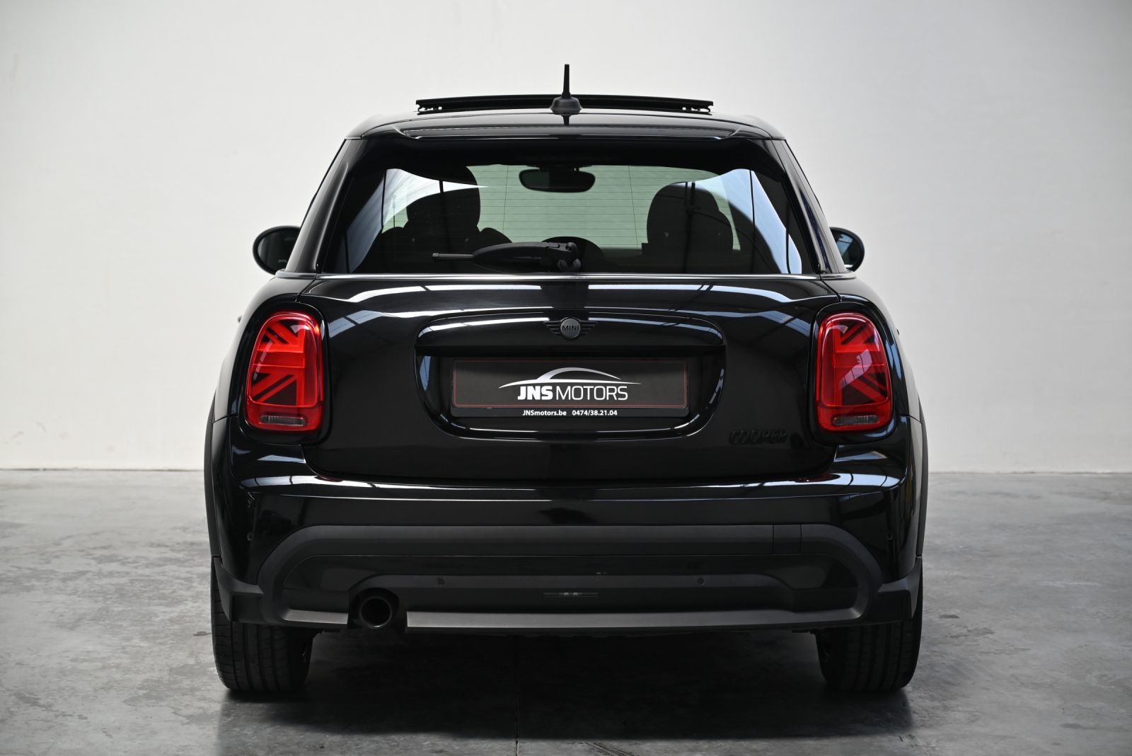 JNS Motors | MINI Cooper 5-Deurs Automaat | Pano | Sportzetels | Black Pack | Navi | LED