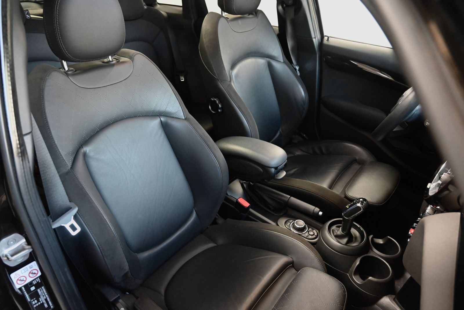 JNS Motors | MINI Cooper 5-Deurs Automaat | Pano | Sportzetels | Black Pack | Navi | LED