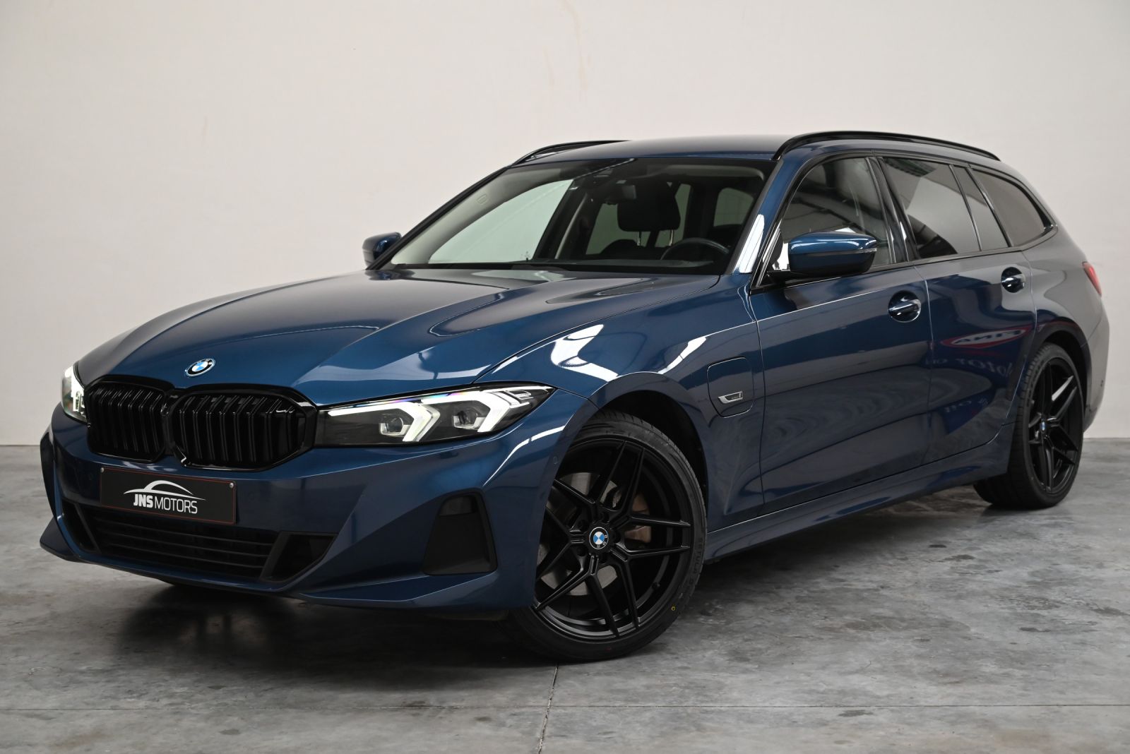 JNS Motors | BMW 330e Touring Sport | Trekhaak | Leder Sportzetels | Shadow Line | Head Up | BTW