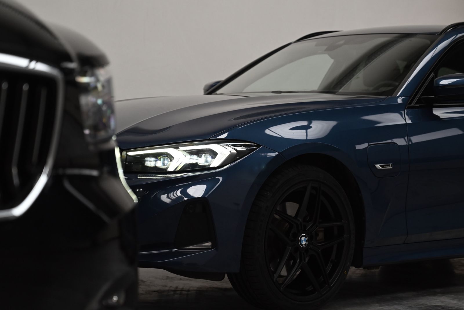 JNS Motors | BMW 330e Touring Sport | Trekhaak | Leder Sportzetels | Shadow Line | Head Up | BTW