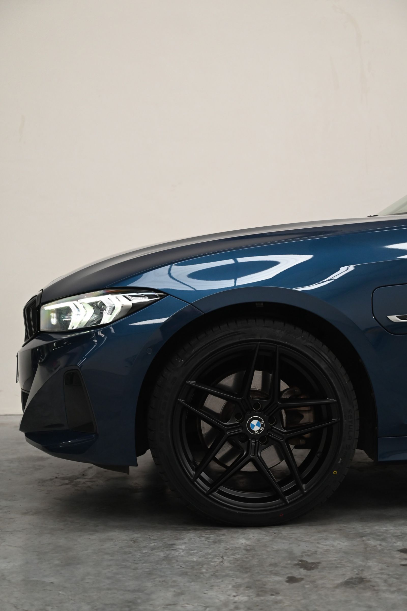 JNS Motors | BMW 330e Touring Sport | Trekhaak | Leder Sportzetels | Shadow Line | Head Up | BTW