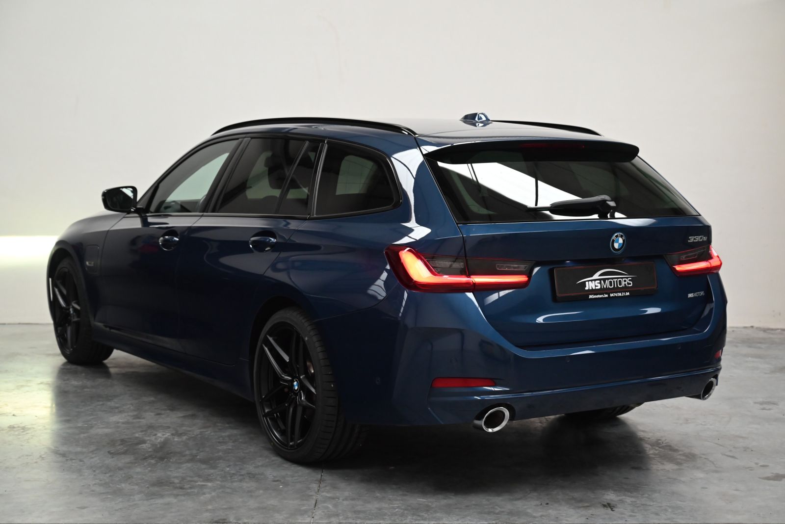 JNS Motors | BMW 330e Touring Sport | Trekhaak | Leder Sportzetels | Shadow Line | Head Up | BTW