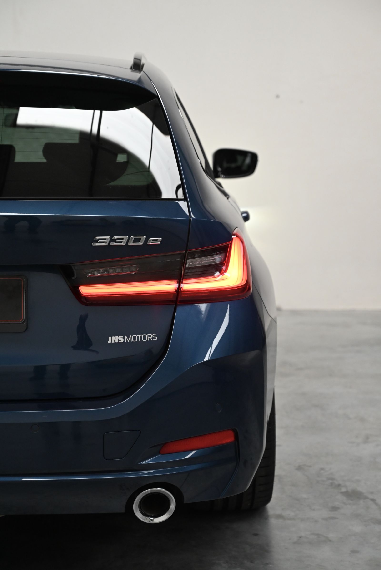 JNS Motors | BMW 330e Touring Sport | Trekhaak | Leder Sportzetels | Shadow Line | Head Up | BTW
