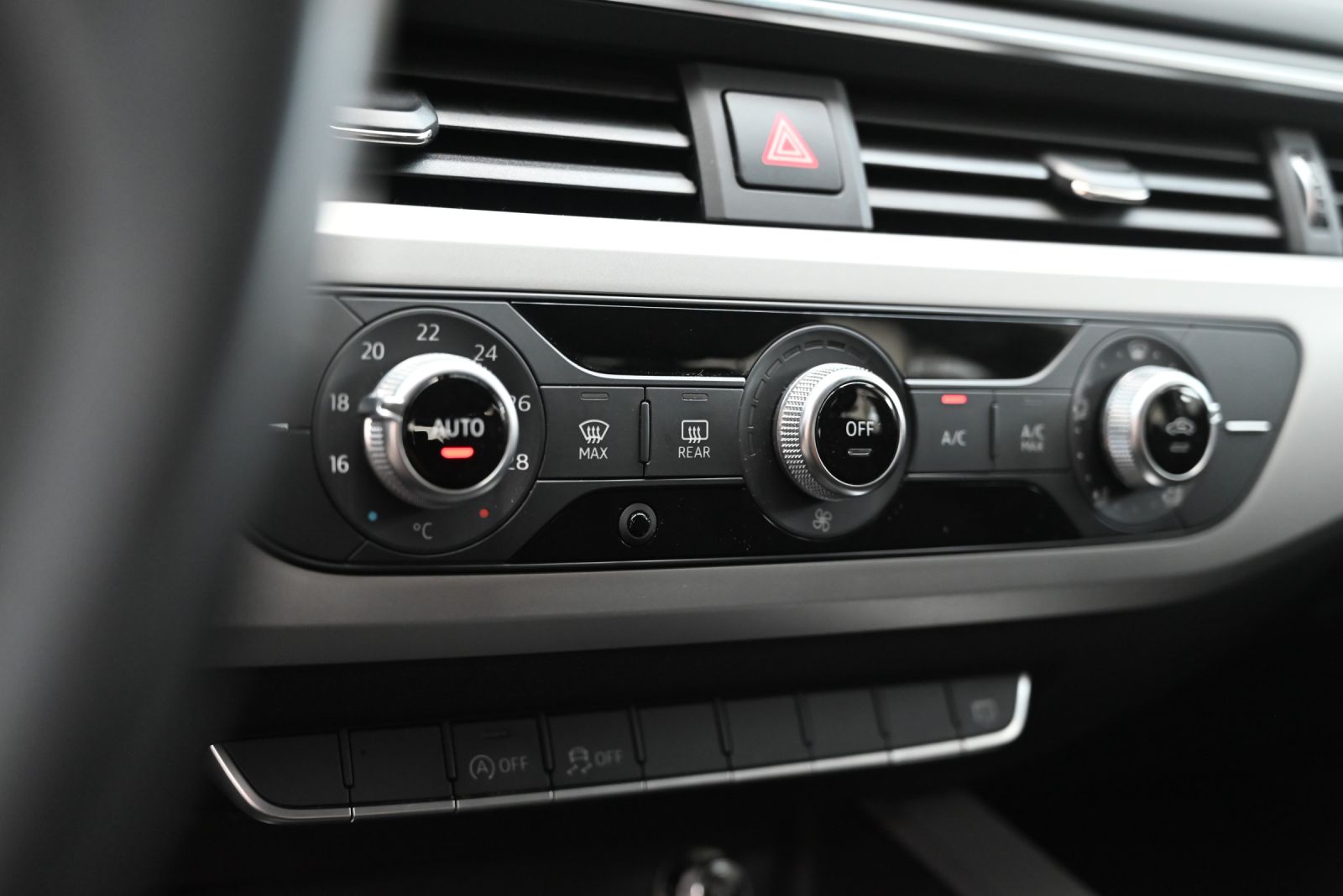 JNS Motors | Audi A4 Avant 2.0 TDI S tronic | 1e Belgische eigenaar | Trekhaak | Elektrische Kofferklep | BTW