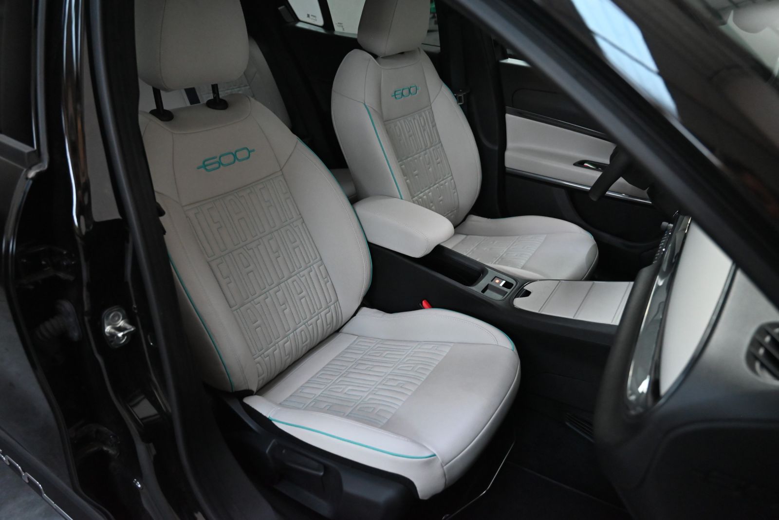 JNS Motors | Fiat 600 Hybrid 1.2 Turbo 100pk DCT6 | Eerste Belgische Eigenaar | Volledige Fiat Historie | Leder | ACC | Navi | Camera