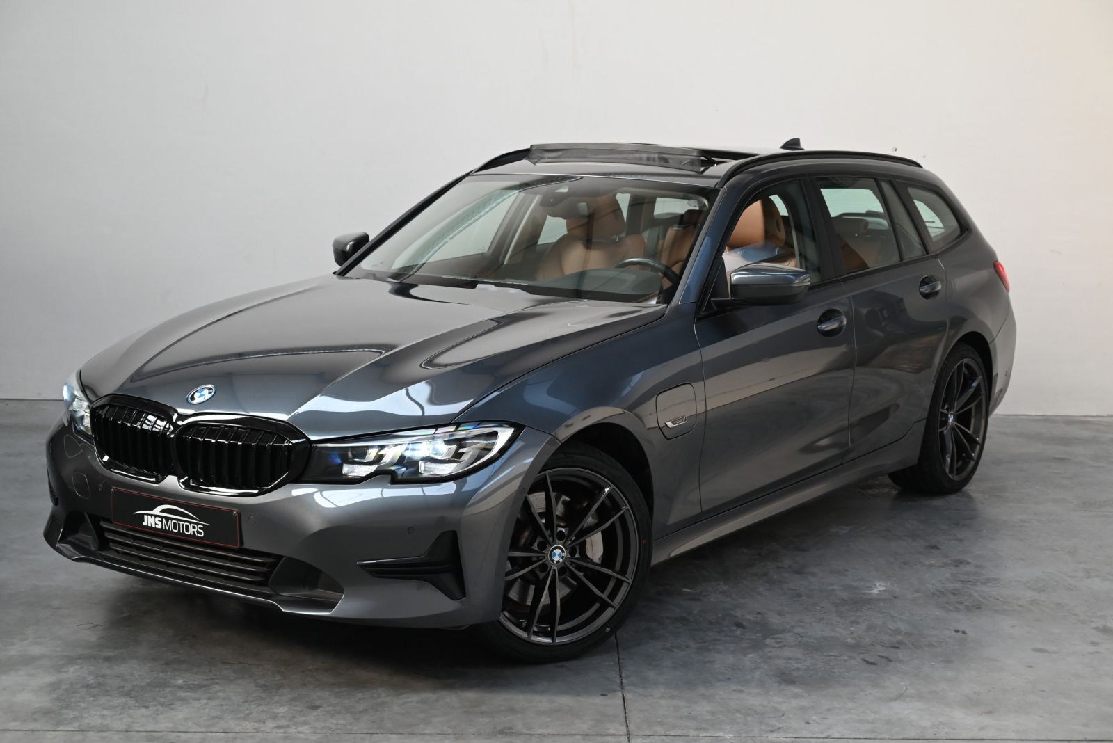 JNS Motors | BMW 330e Touring Advantage | Panoramisch Dak | Cognac Interieur | Verwarmde Zetels | BTW Aftrekbaar
