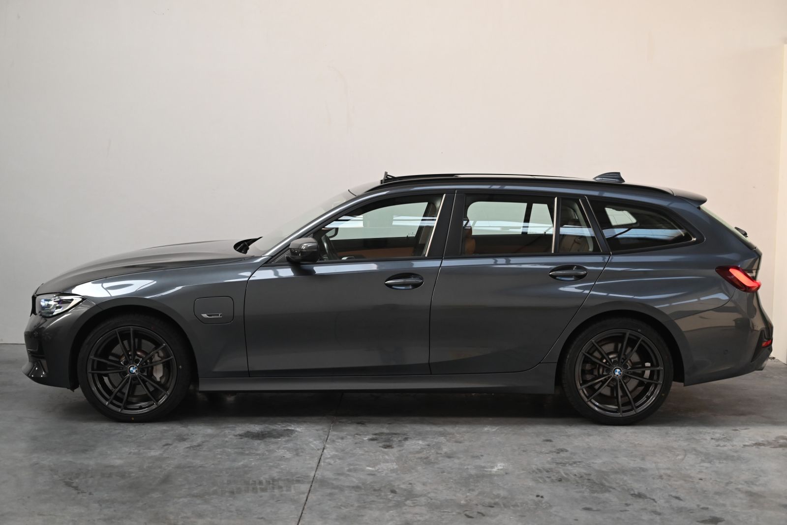JNS Motors | BMW 330e Touring Advantage | Panoramisch Dak | Cognac Interieur | Verwarmde Zetels | BTW Aftrekbaar