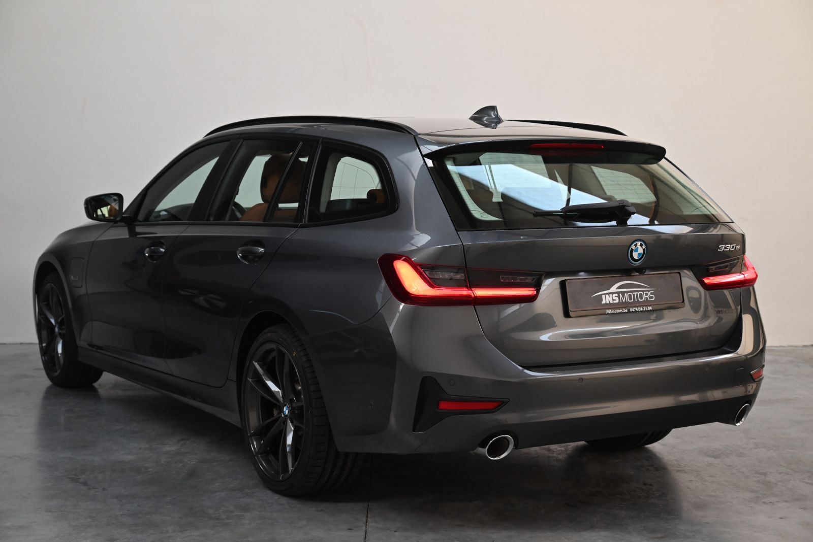 JNS Motors | BMW 330e Touring Advantage | Panoramisch Dak | Cognac Interieur | Verwarmde Zetels | BTW Aftrekbaar