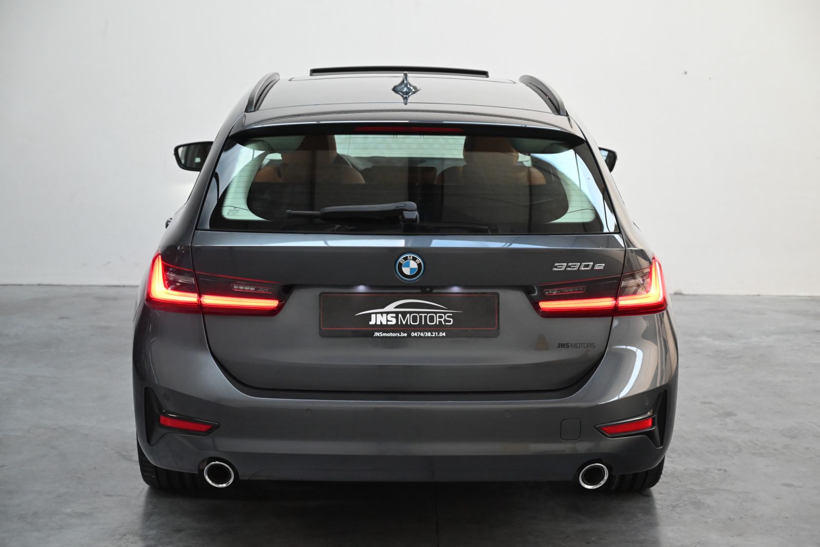 JNS Motors | BMW 330e Touring Advantage | Panoramisch Dak | Cognac Interieur | Verwarmde Zetels | BTW Aftrekbaar