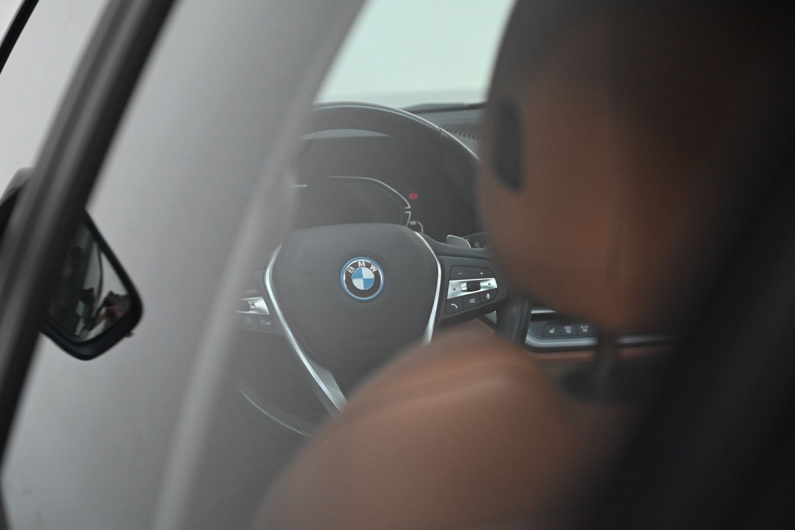JNS Motors | BMW 330e Touring Advantage | Panoramisch Dak | Cognac Interieur | Verwarmde Zetels | BTW Aftrekbaar