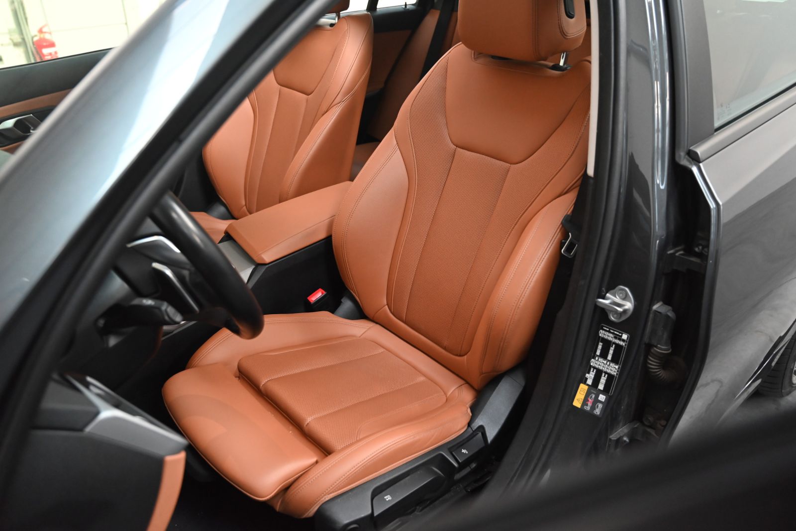 JNS Motors | BMW 330e Touring Advantage | Panoramisch Dak | Cognac Interieur | Verwarmde Zetels | BTW Aftrekbaar