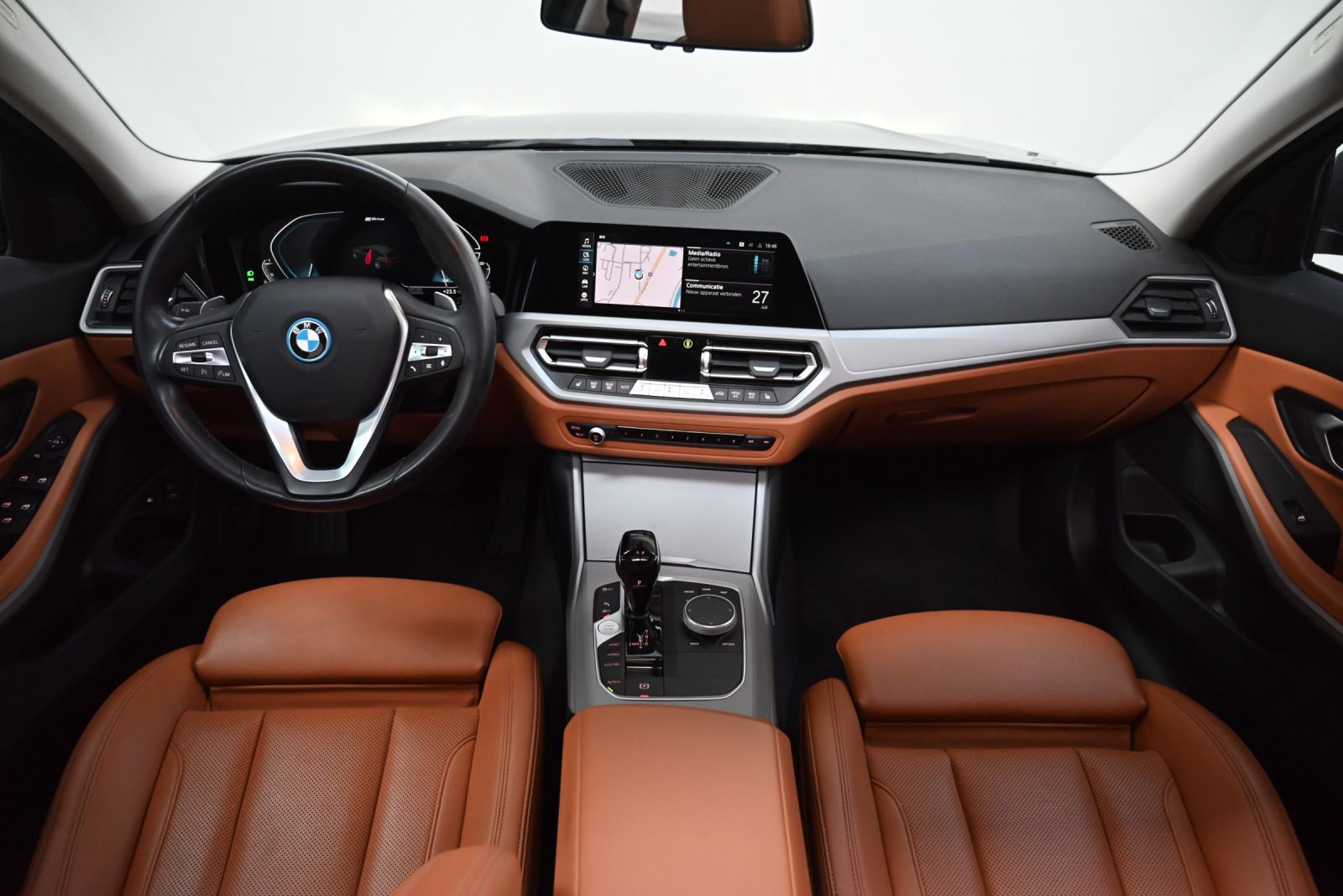 JNS Motors | BMW 330e Touring Advantage | Panoramisch Dak | Cognac Interieur | Verwarmde Zetels | BTW Aftrekbaar