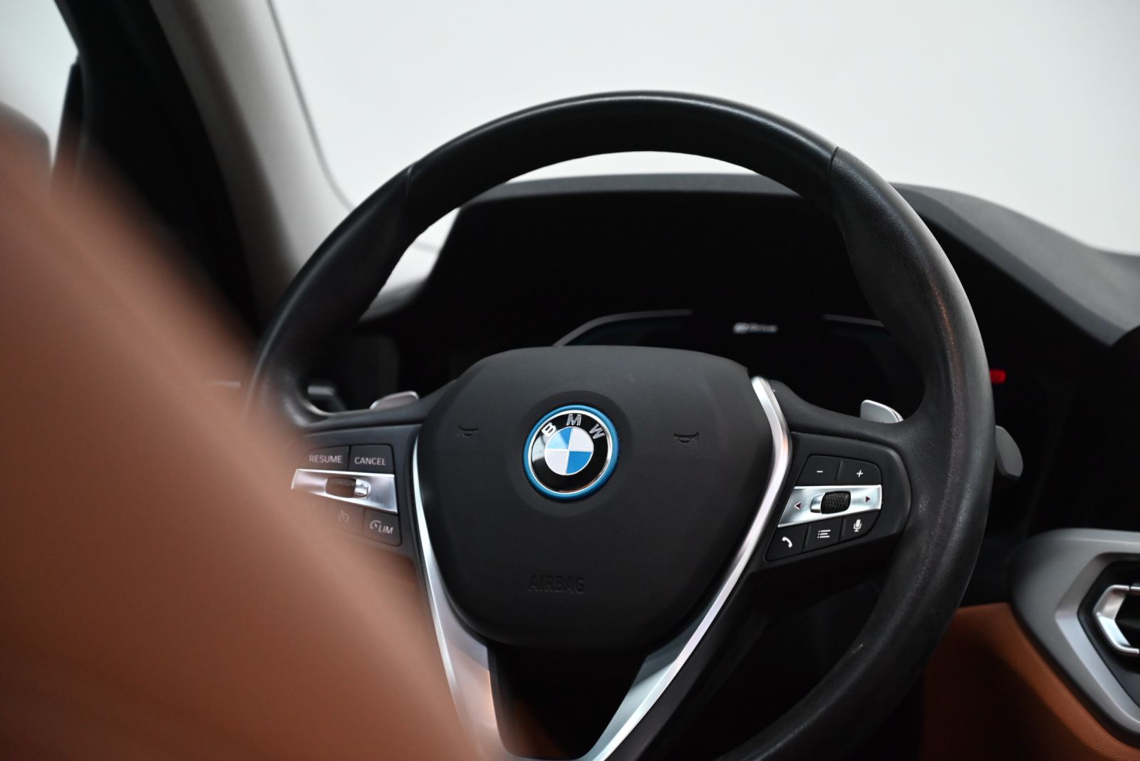 JNS Motors | BMW 330e Touring Advantage | Panoramisch Dak | Cognac Interieur | Verwarmde Zetels | BTW Aftrekbaar