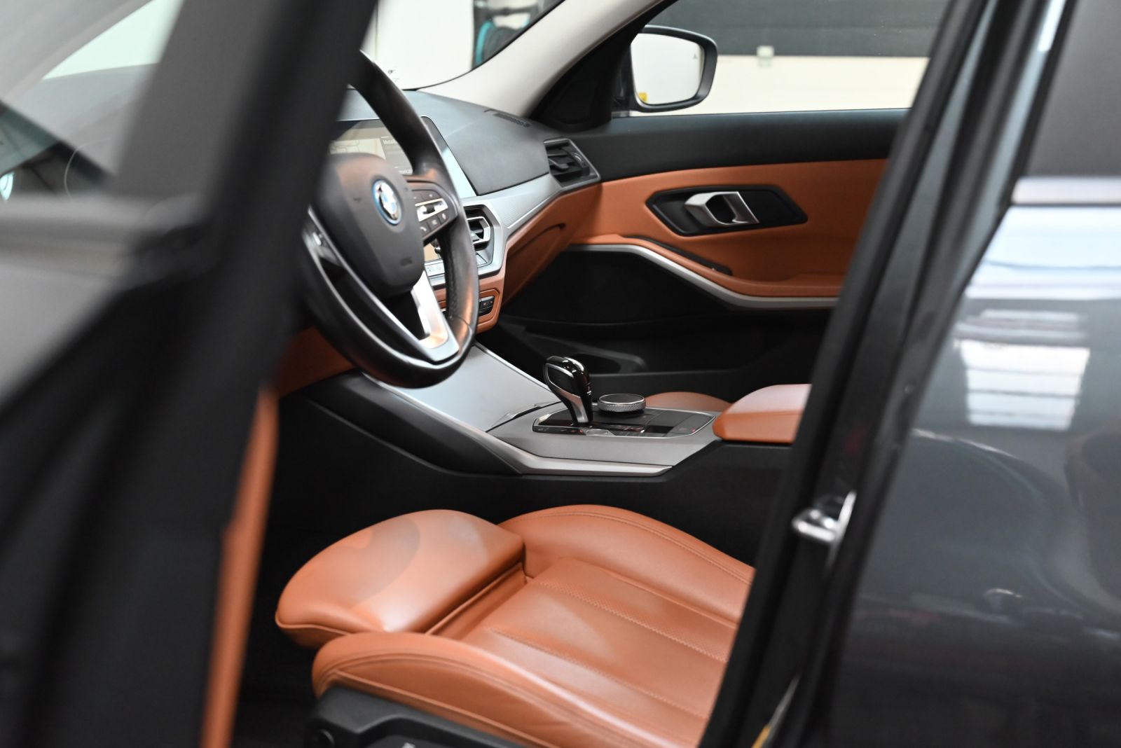 JNS Motors | BMW 330e Touring Advantage | Panoramisch Dak | Cognac Interieur | Verwarmde Zetels | BTW Aftrekbaar