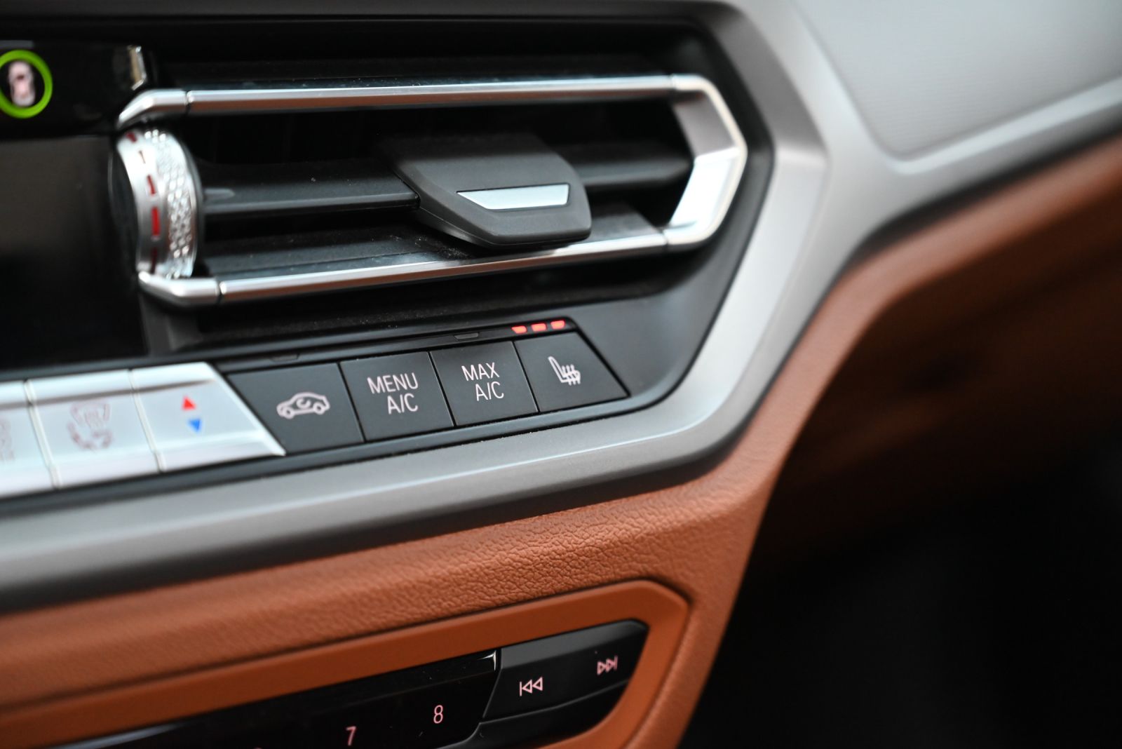 JNS Motors | BMW 330e Touring Advantage | Panoramisch Dak | Cognac Interieur | Verwarmde Zetels | BTW Aftrekbaar