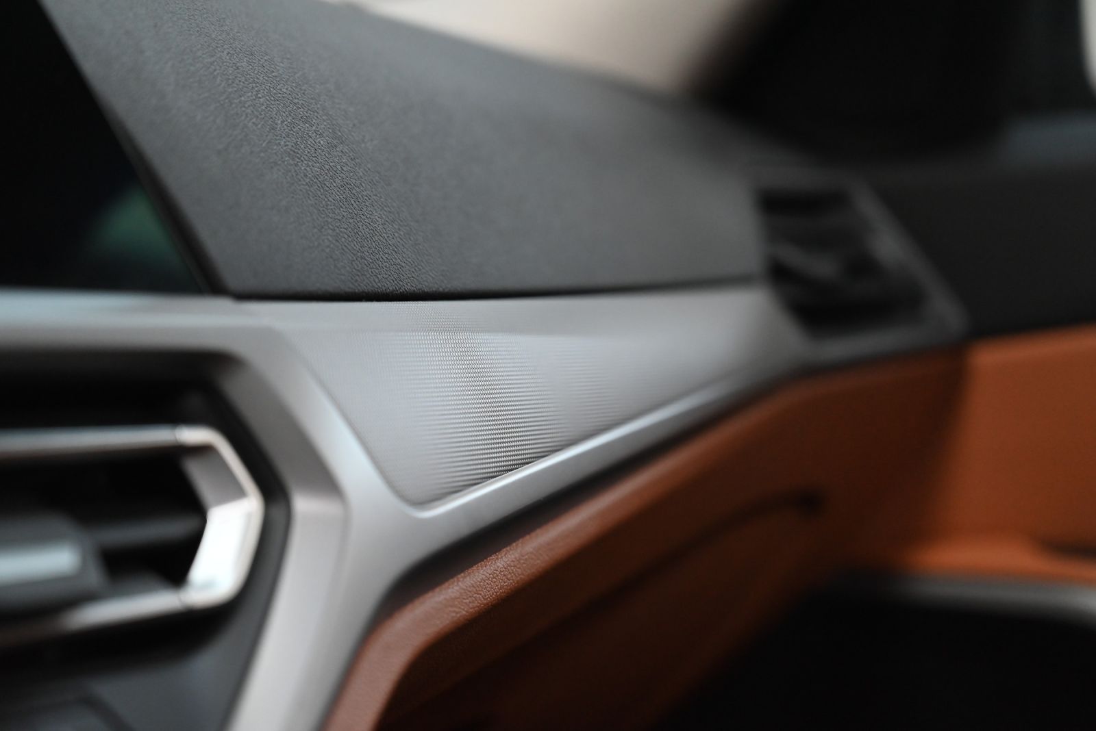 JNS Motors | BMW 330e Touring Advantage | Panoramisch Dak | Cognac Interieur | Verwarmde Zetels | BTW Aftrekbaar