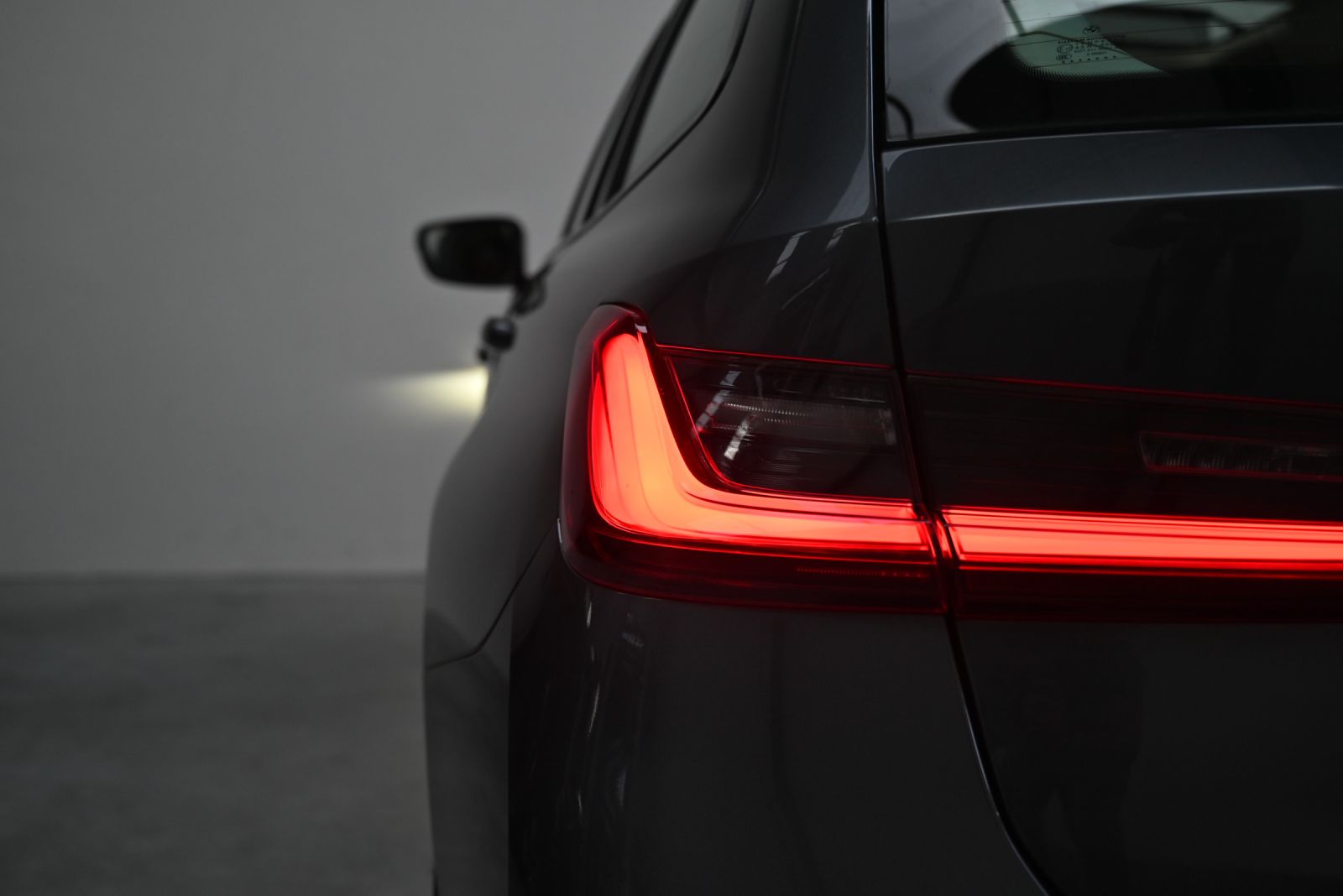 JNS Motors | BMW 330e Touring Advantage | Panoramisch Dak | Cognac Interieur | Verwarmde Zetels | BTW Aftrekbaar