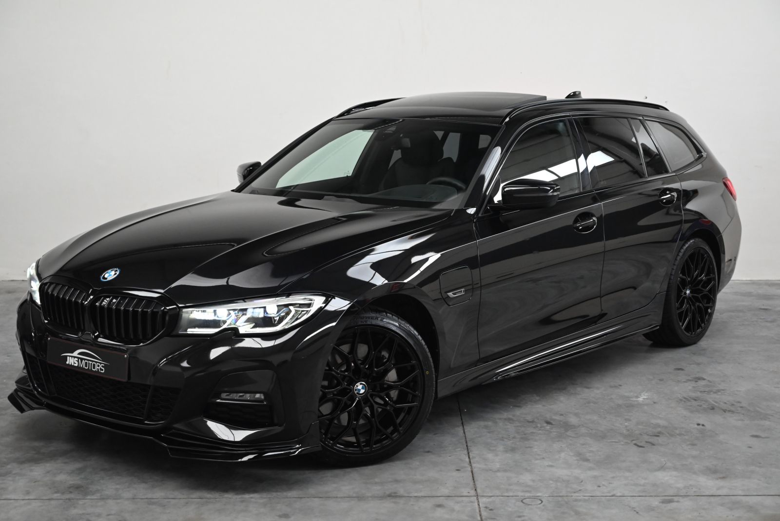 JNS Motors | BMW 330e Touring M Sport | Laserlights | HUD | Pano | Adaptive M | Comfort Access