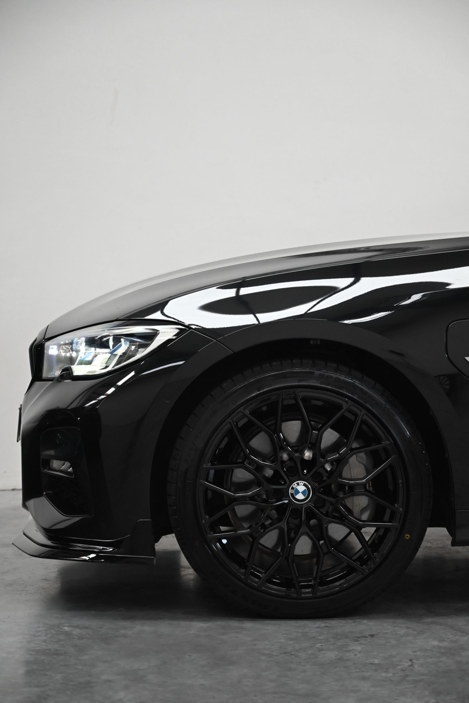 JNS Motors | BMW 330e Touring M Sport | Laserlights | HUD | Pano | Adaptive M | Comfort Access