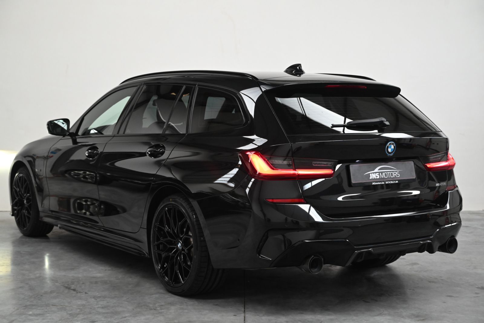 JNS Motors | BMW 330e Touring M Sport | Laserlights | HUD | Pano | Adaptive M | Comfort Access