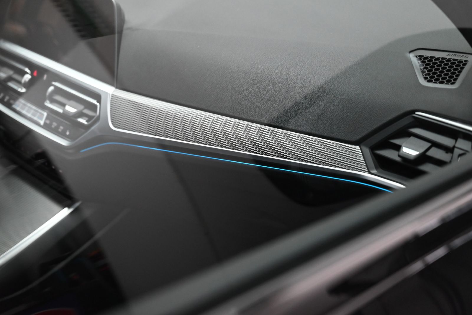 JNS Motors | BMW 330e Touring M Sport | Laserlights | HUD | Pano | Adaptive M | Comfort Access
