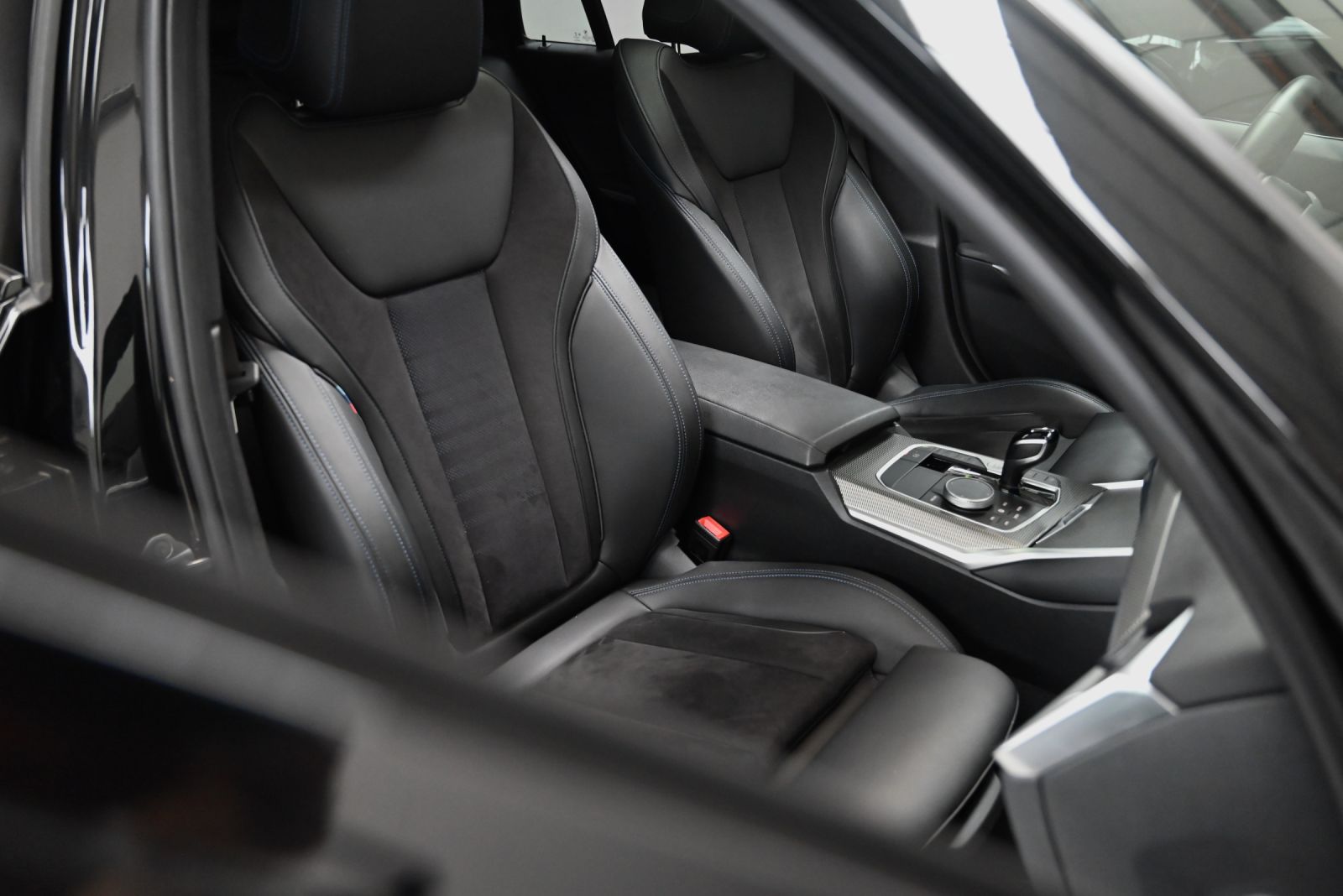 JNS Motors | BMW 330e Touring M Sport | Laserlights | HUD | Pano | Adaptive M | Comfort Access
