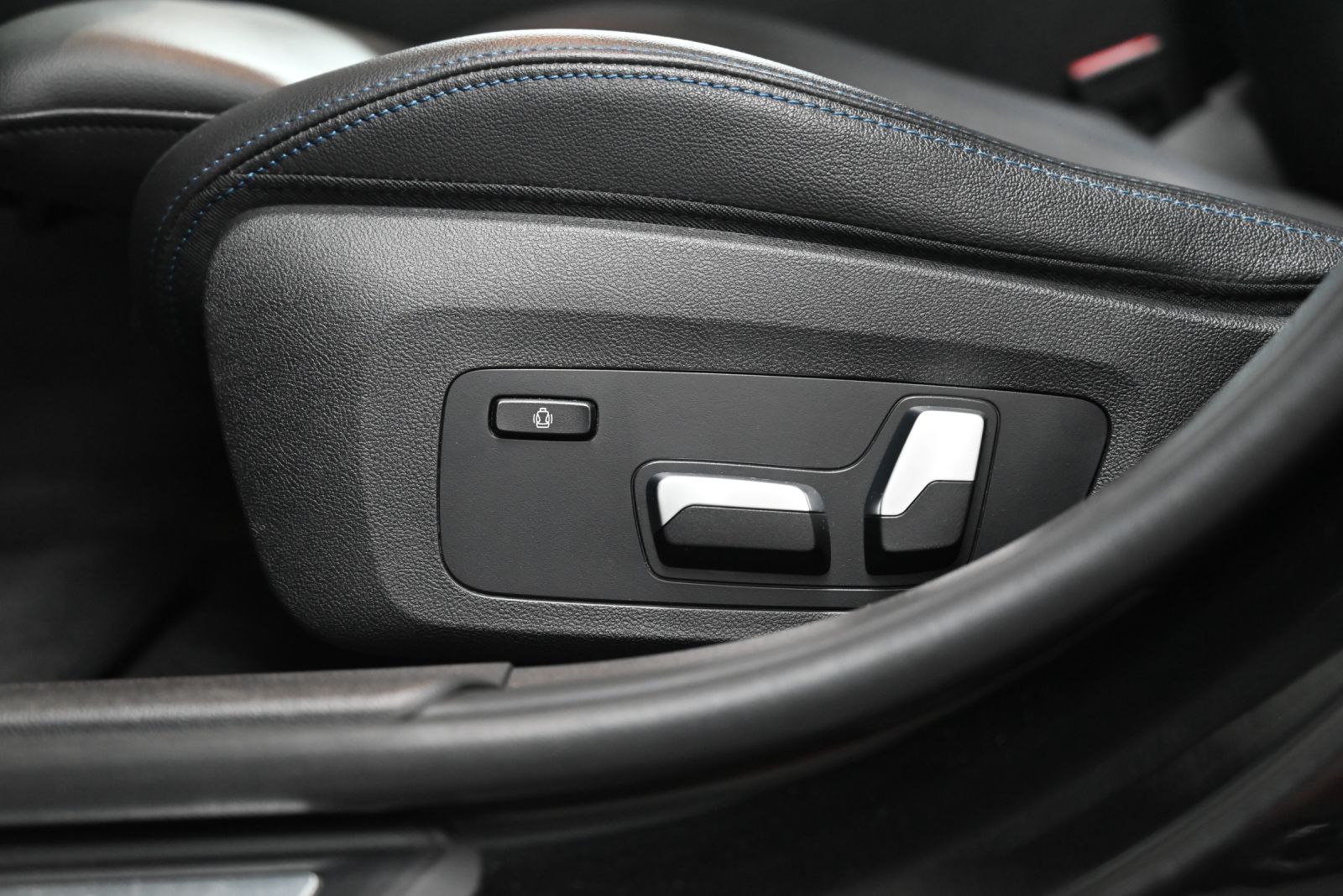 JNS Motors | BMW 330e Touring M Sport | Laserlights | HUD | Pano | Adaptive M | Comfort Access