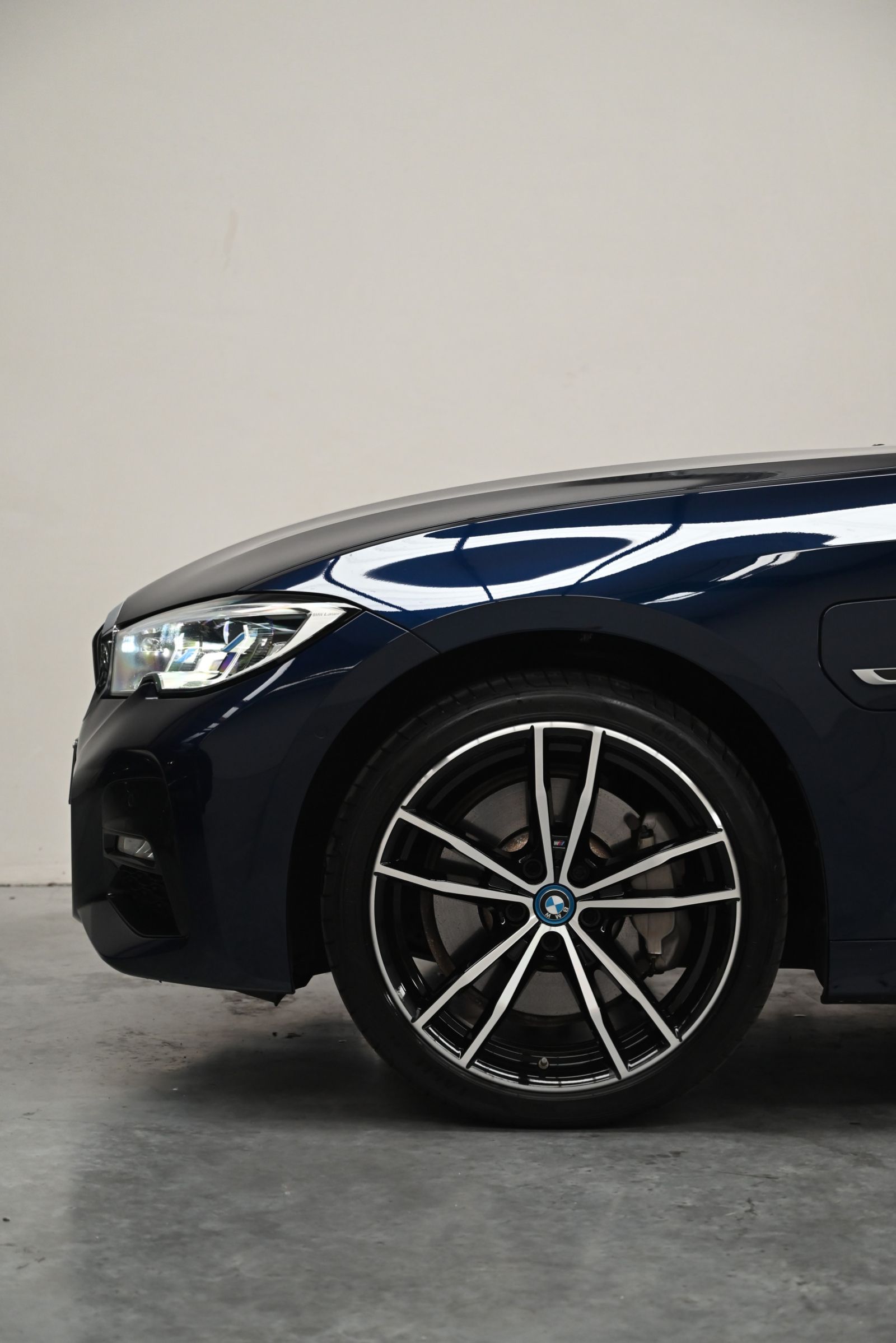 JNS Motors | BMW 330e X drive Touring M Sport | Individual Tansanitblauw | Merino Tartufo | Laserlicht | HUD | Panorama | 1e Eigenaar | BTW Aftrekbaar