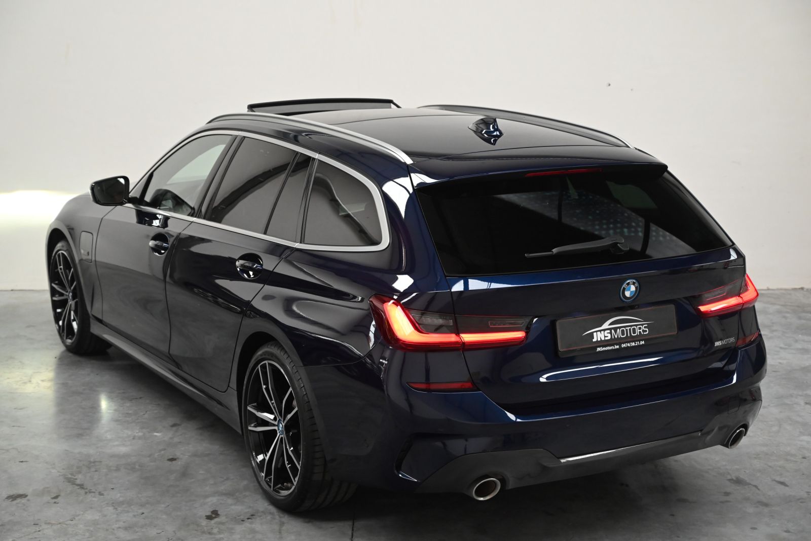 JNS Motors | BMW 330e X drive Touring M Sport | Individual Tansanitblauw | Merino Tartufo | Laserlicht | HUD | Panorama | 1e Eigenaar | BTW Aftrekbaar