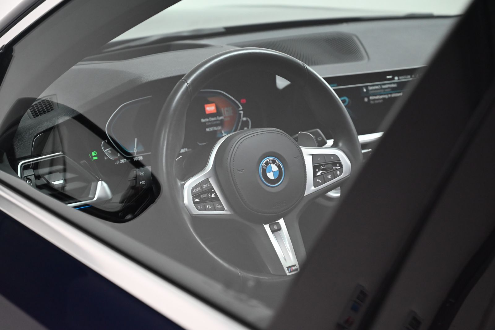 JNS Motors | BMW 330e X drive Touring M Sport | Individual Tansanitblauw | Merino Tartufo | Laserlicht | HUD | Panorama | 1e Eigenaar | BTW Aftrekbaar