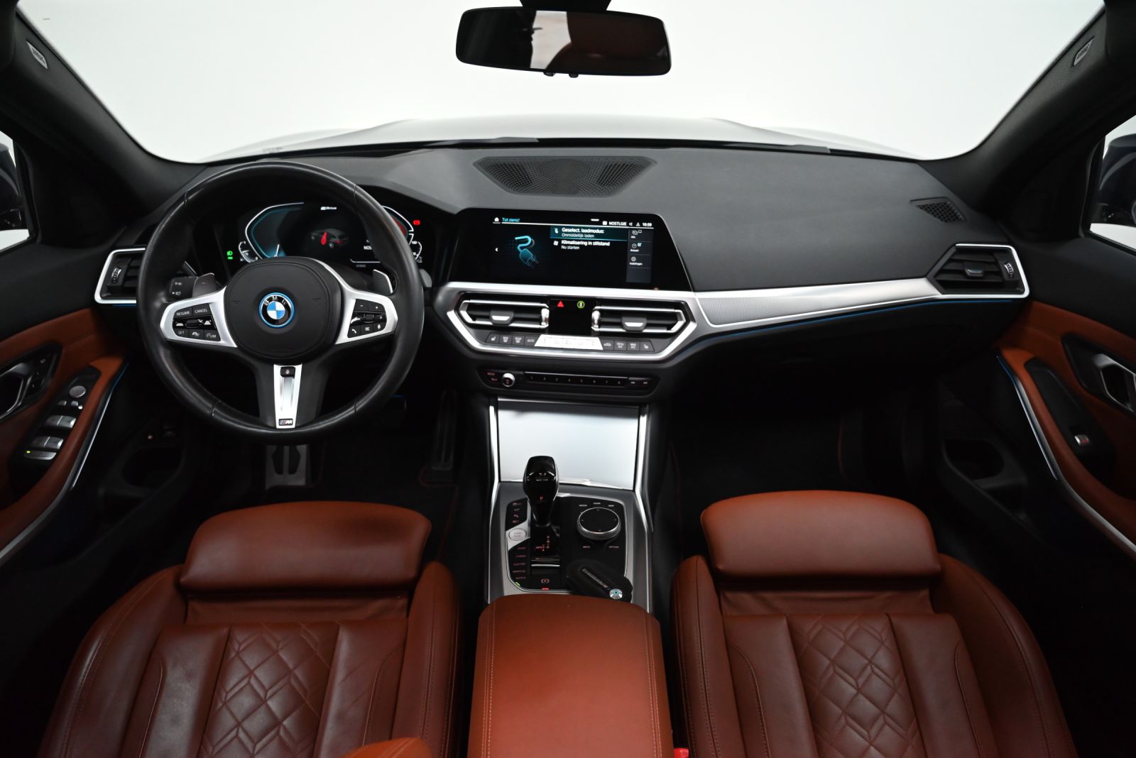 JNS Motors | BMW 330e X drive Touring M Sport | Individual Tansanitblauw | Merino Tartufo | Laserlicht | HUD | Panorama | 1e Eigenaar | BTW Aftrekbaar
