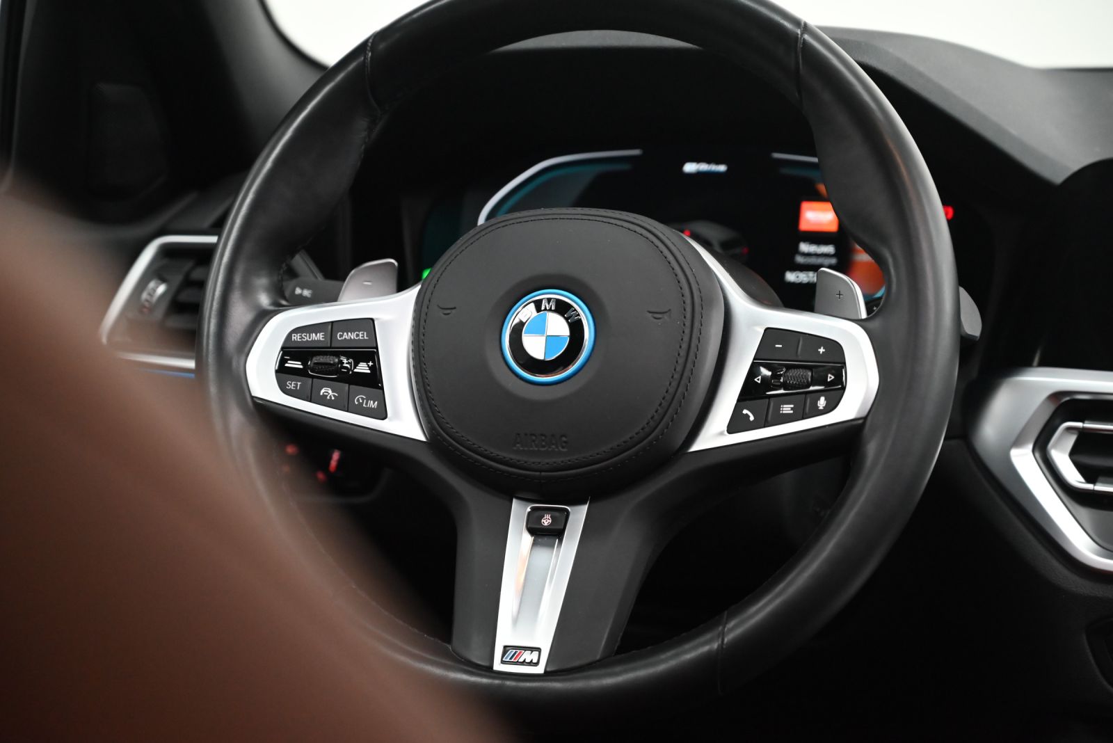 JNS Motors | BMW 330e X drive Touring M Sport | Individual Tansanitblauw | Merino Tartufo | Laserlicht | HUD | Panorama | 1e Eigenaar | BTW Aftrekbaar