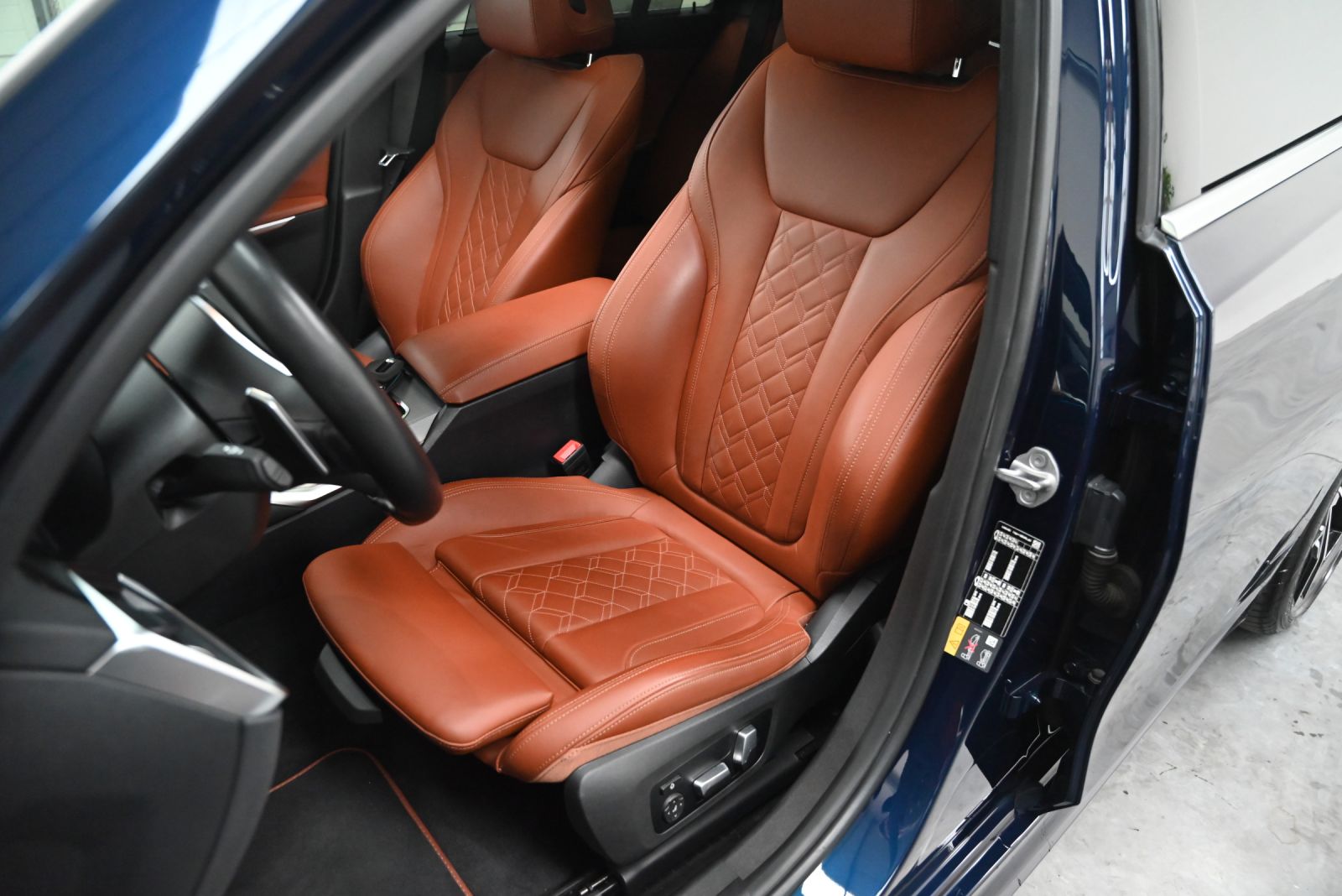 JNS Motors | BMW 330e X drive Touring M Sport | Individual Tansanitblauw | Merino Tartufo | Laserlicht | HUD | Panorama | 1e Eigenaar | BTW Aftrekbaar