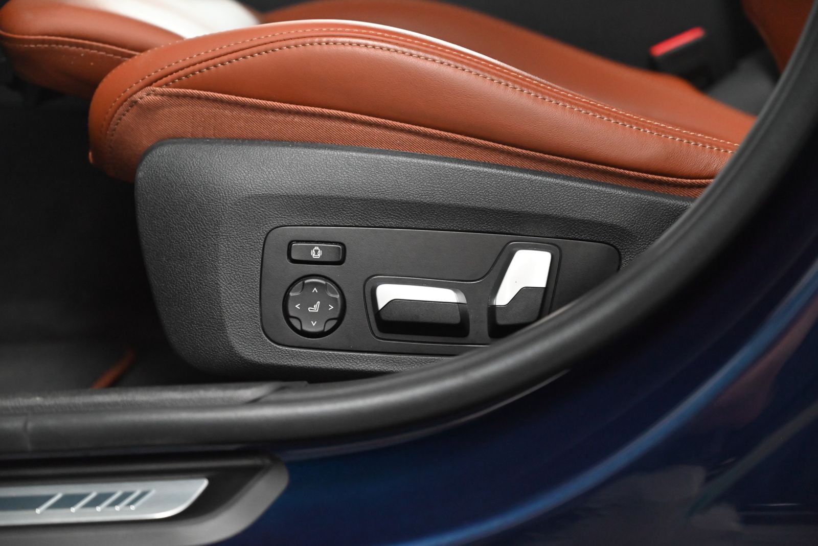 JNS Motors | BMW 330e X drive Touring M Sport | Individual Tansanitblauw | Merino Tartufo | Laserlicht | HUD | Panorama | 1e Eigenaar | BTW Aftrekbaar