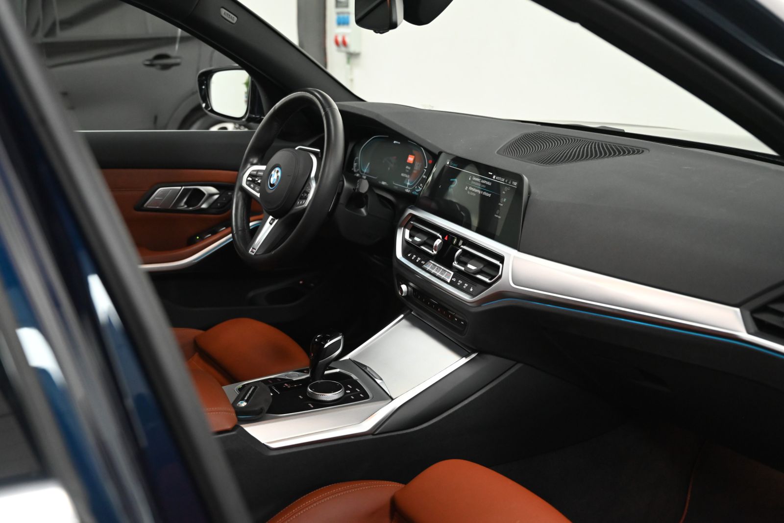 JNS Motors | BMW 330e X drive Touring M Sport | Individual Tansanitblauw | Merino Tartufo | Laserlicht | HUD | Panorama | 1e Eigenaar | BTW Aftrekbaar