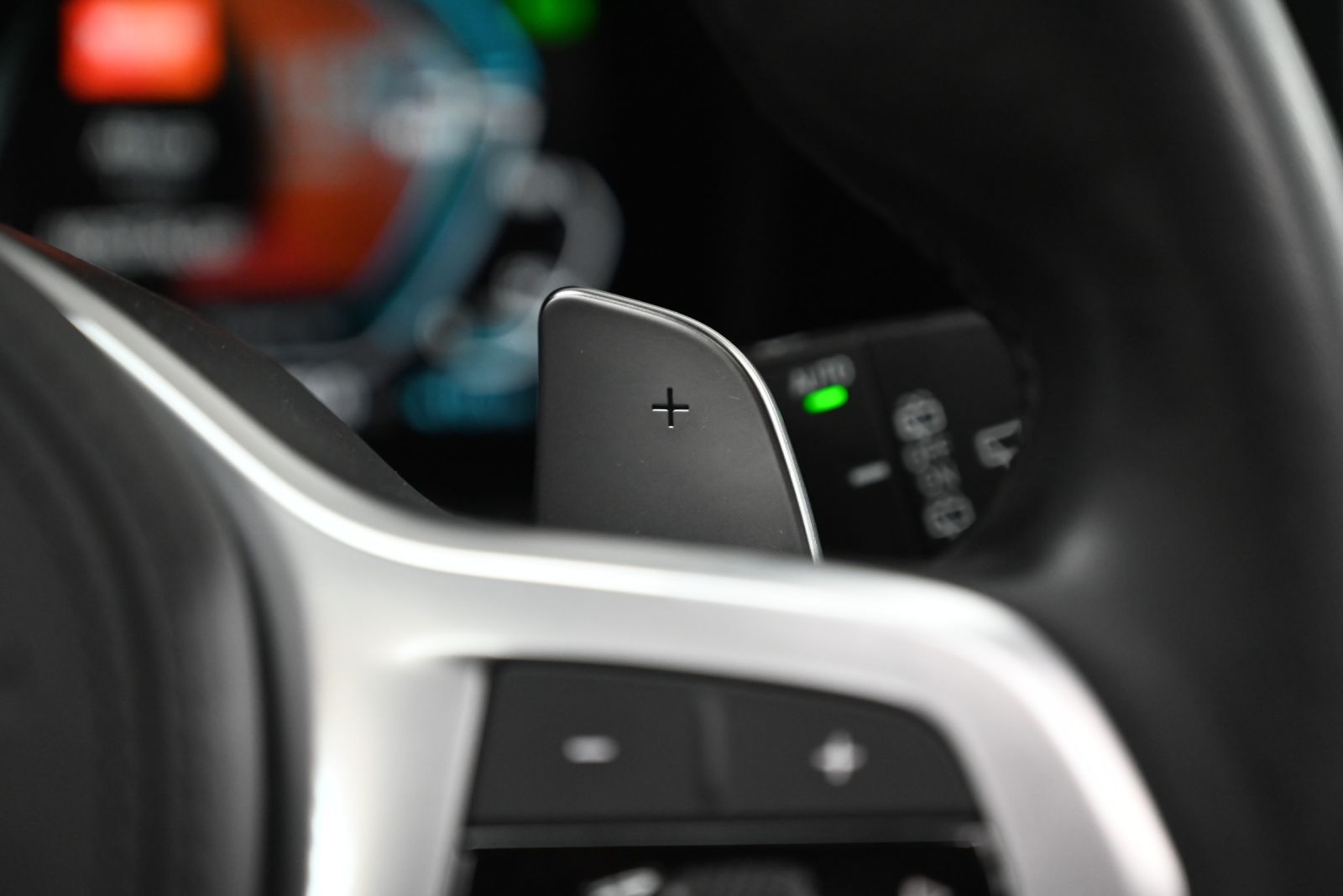 JNS Motors | BMW 330e X drive Touring M Sport | Individual Tansanitblauw | Merino Tartufo | Laserlicht | HUD | Panorama | 1e Eigenaar | BTW Aftrekbaar