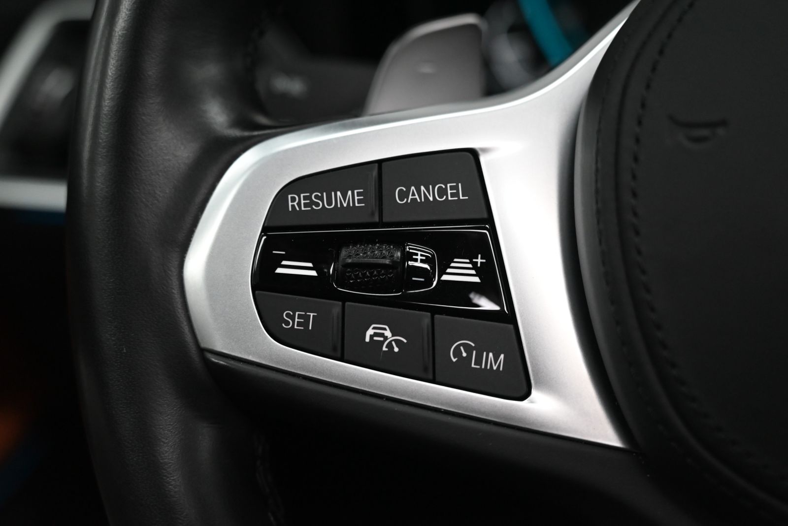 JNS Motors | BMW 330e X drive Touring M Sport | Individual Tansanitblauw | Merino Tartufo | Laserlicht | HUD | Panorama | 1e Eigenaar | BTW Aftrekbaar