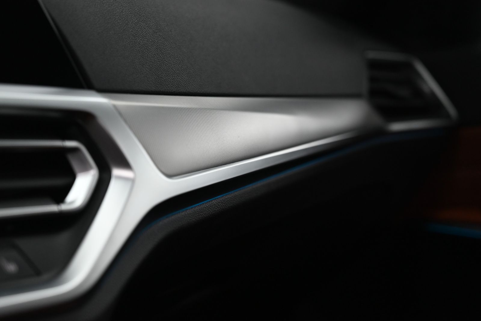 JNS Motors | BMW 330e X drive Touring M Sport | Individual Tansanitblauw | Merino Tartufo | Laserlicht | HUD | Panorama | 1e Eigenaar | BTW Aftrekbaar