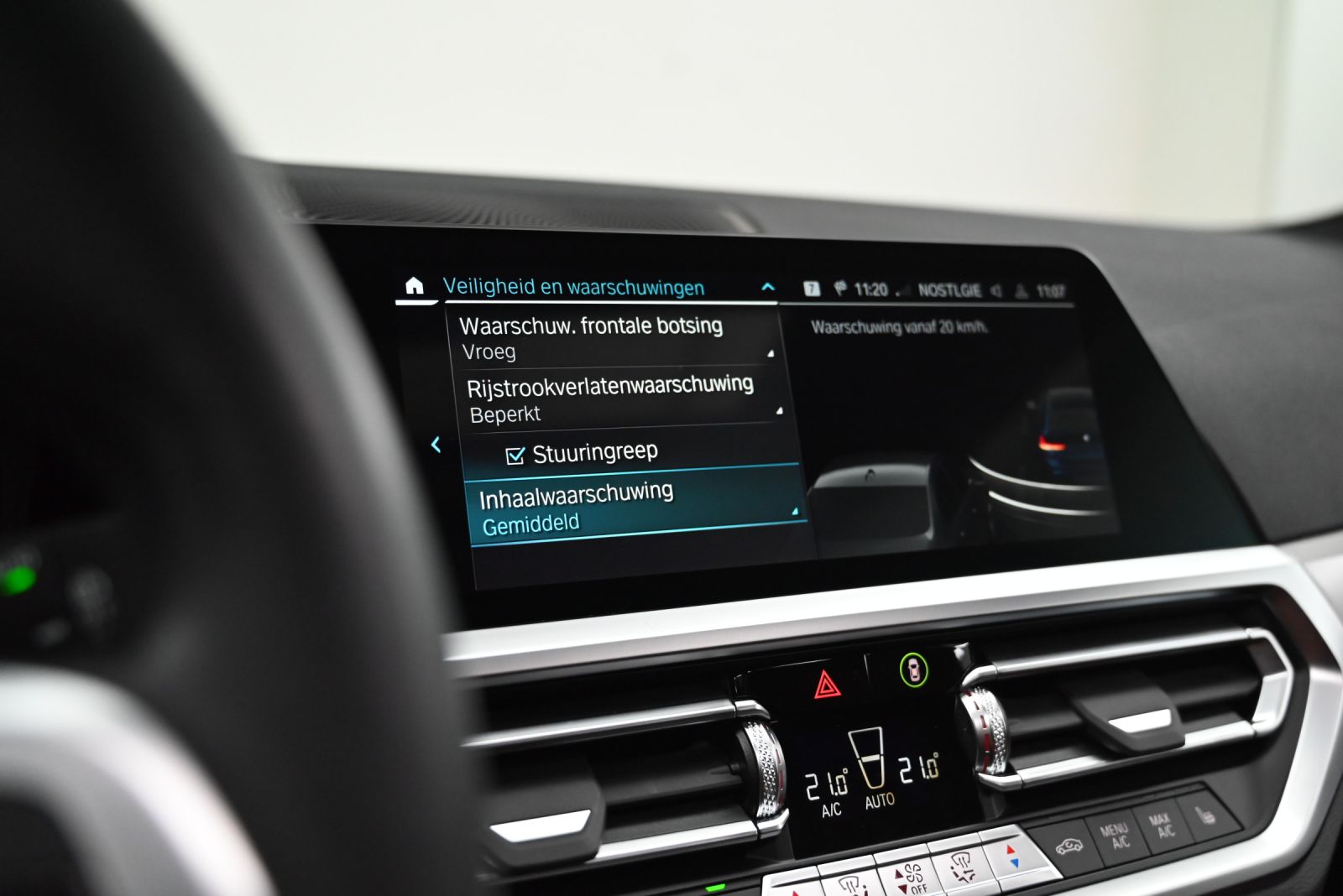 JNS Motors | BMW 330e X drive Touring M Sport | Individual Tansanitblauw | Merino Tartufo | Laserlicht | HUD | Panorama | 1e Eigenaar | BTW Aftrekbaar
