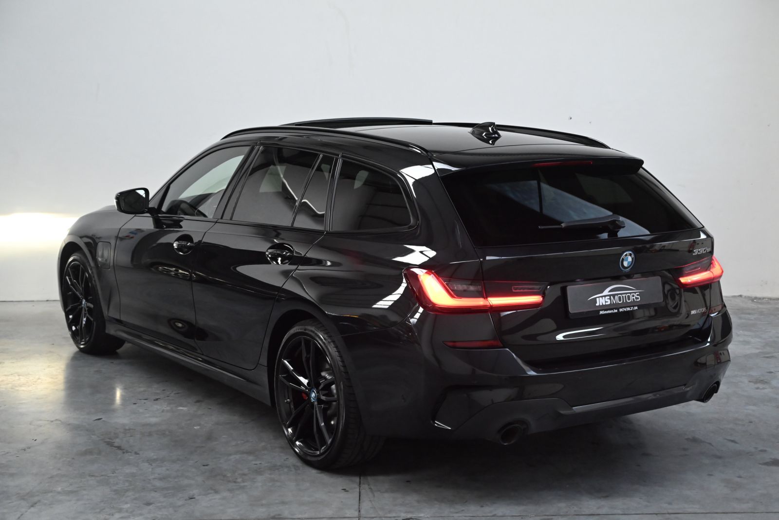 JNS Motors | BMW 330e Touring M Sport | 292 PK | PANO | LASER | HUD | ACC | 360° | 19” | ADAPTIEF M | BTW
