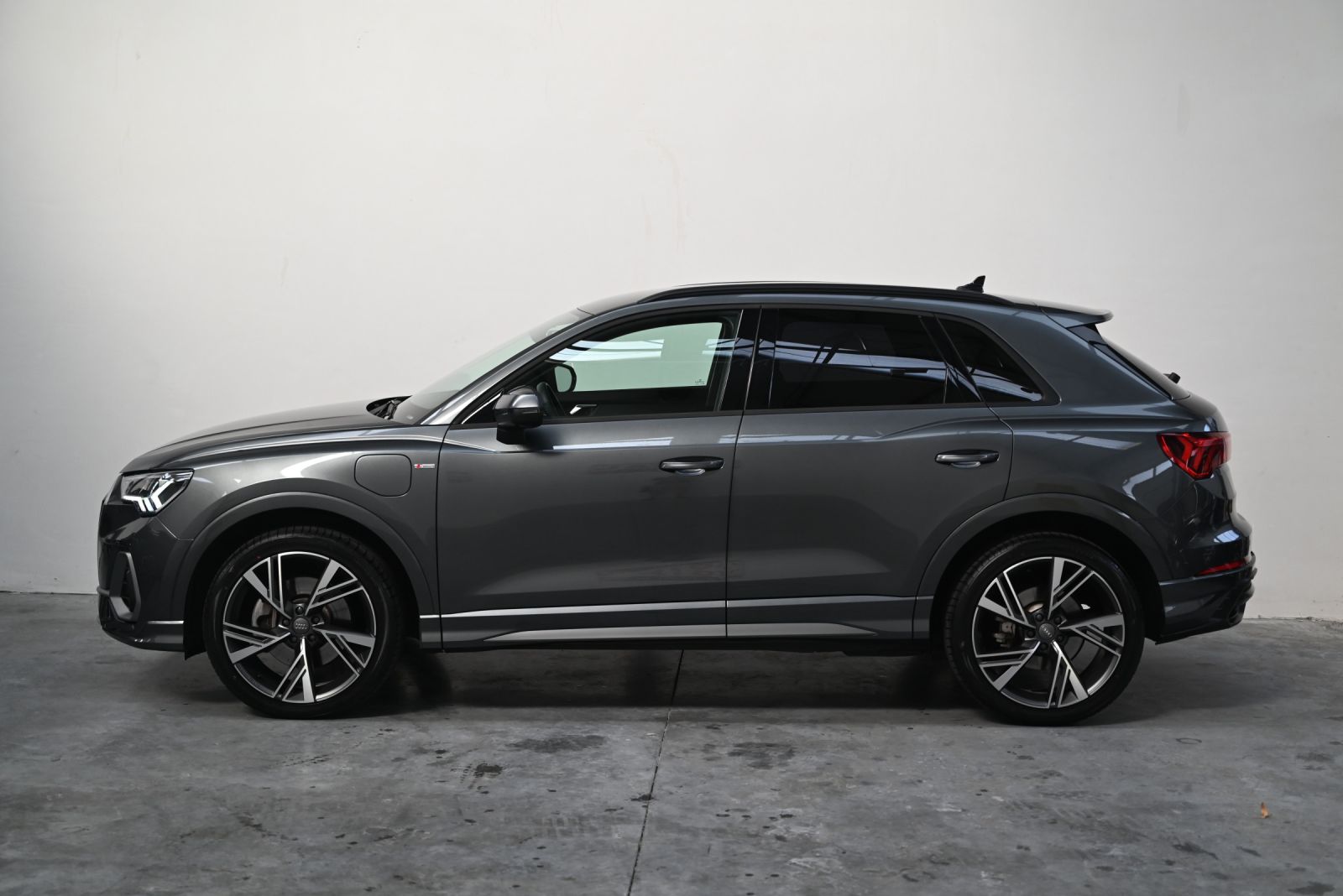 JNS Motors | AUDI Q3 45 TFSI e S LINE | 245 PK | 15.188 KM | 360° | SIDE ASSIST | BTW