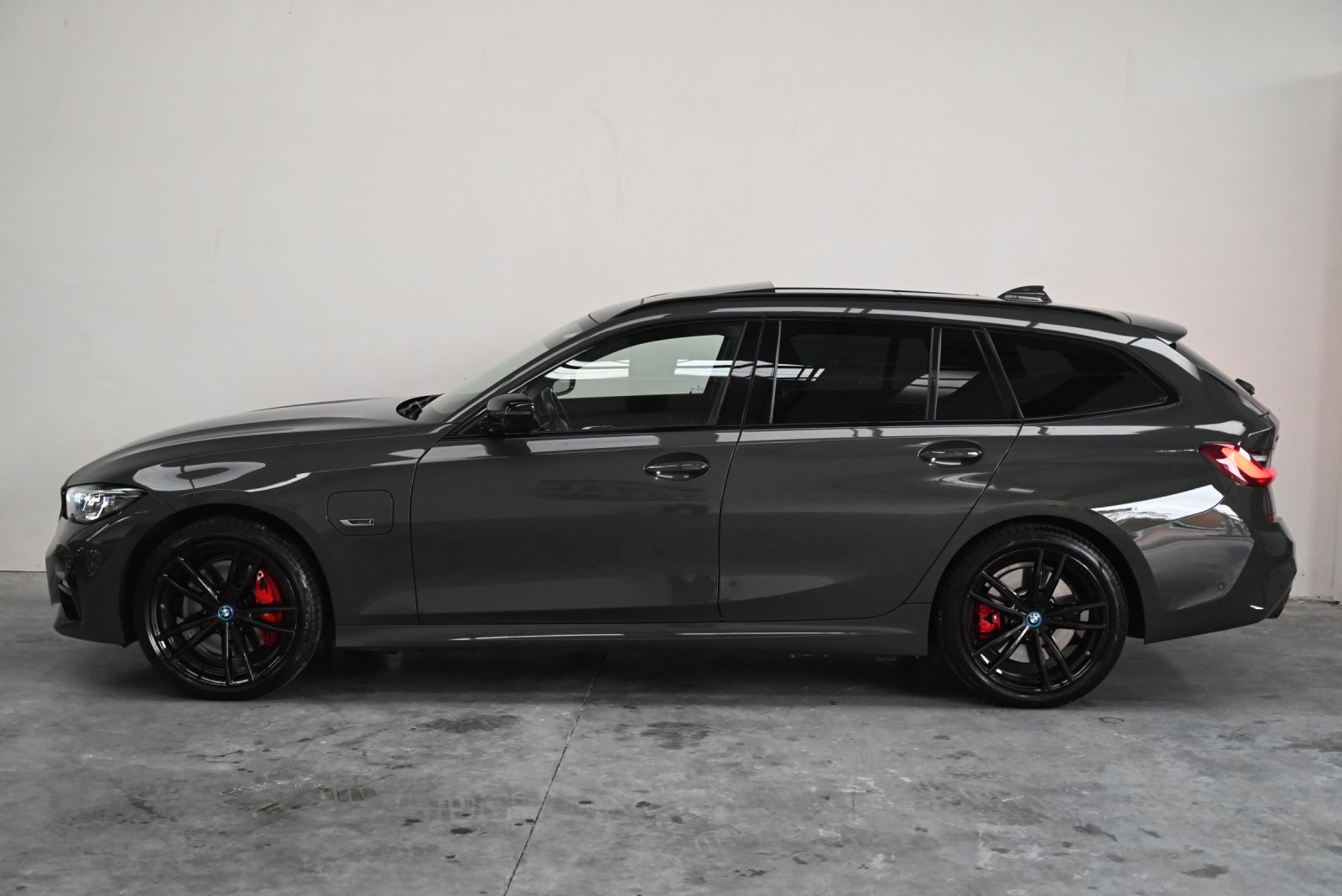 JNS Motors | BMW 330e xDrive Touring M SPORT | INDIVIDUAL TARTUFO | PANO | ACC | HUD | TREKHAAK | BTW