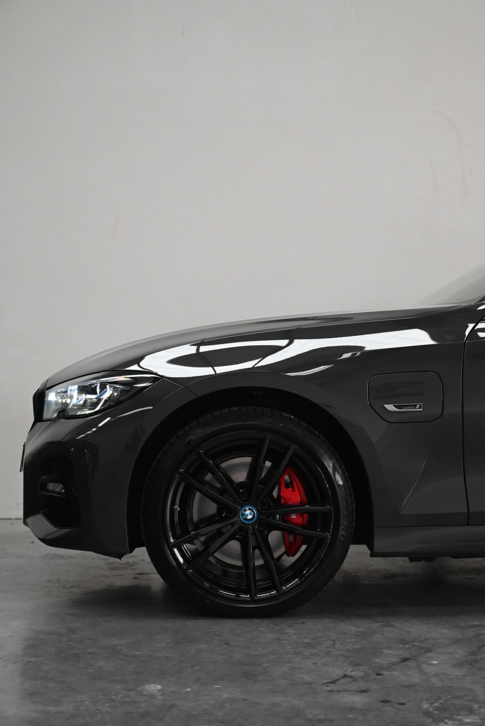 JNS Motors | BMW 330e xDrive Touring M SPORT | INDIVIDUAL TARTUFO | PANO | ACC | HUD | TREKHAAK | BTW