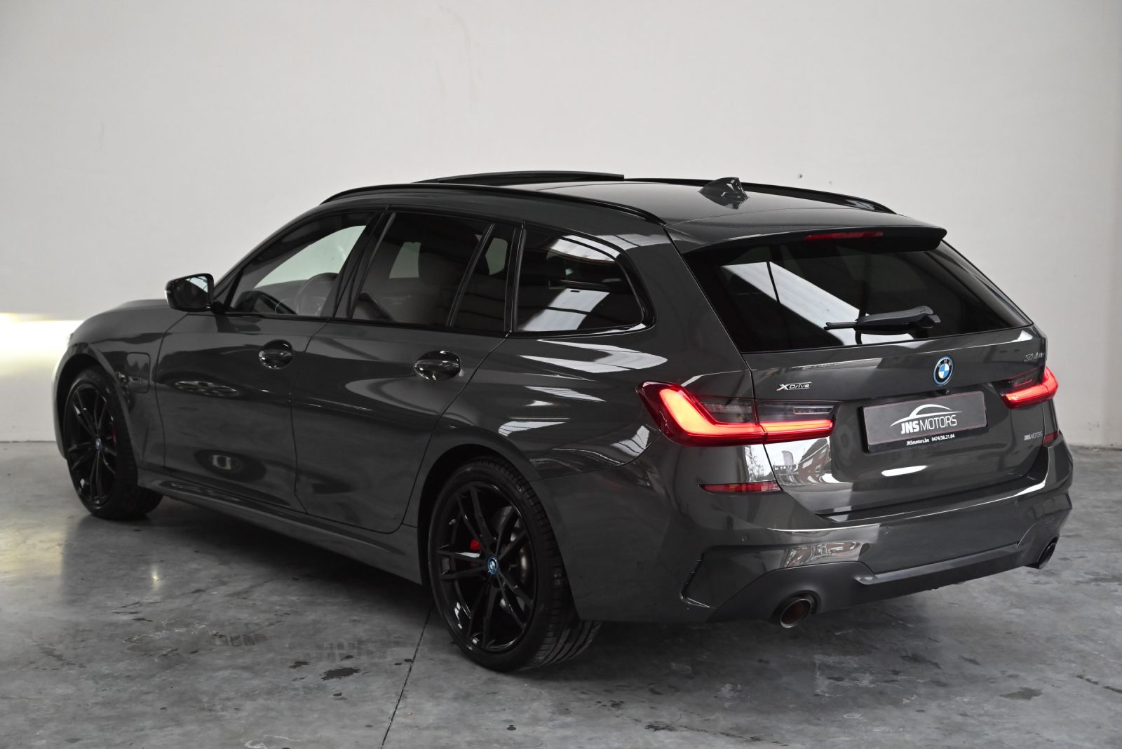 JNS Motors | BMW 330e xDrive Touring M SPORT | INDIVIDUAL TARTUFO | PANO | ACC | HUD | TREKHAAK | BTW