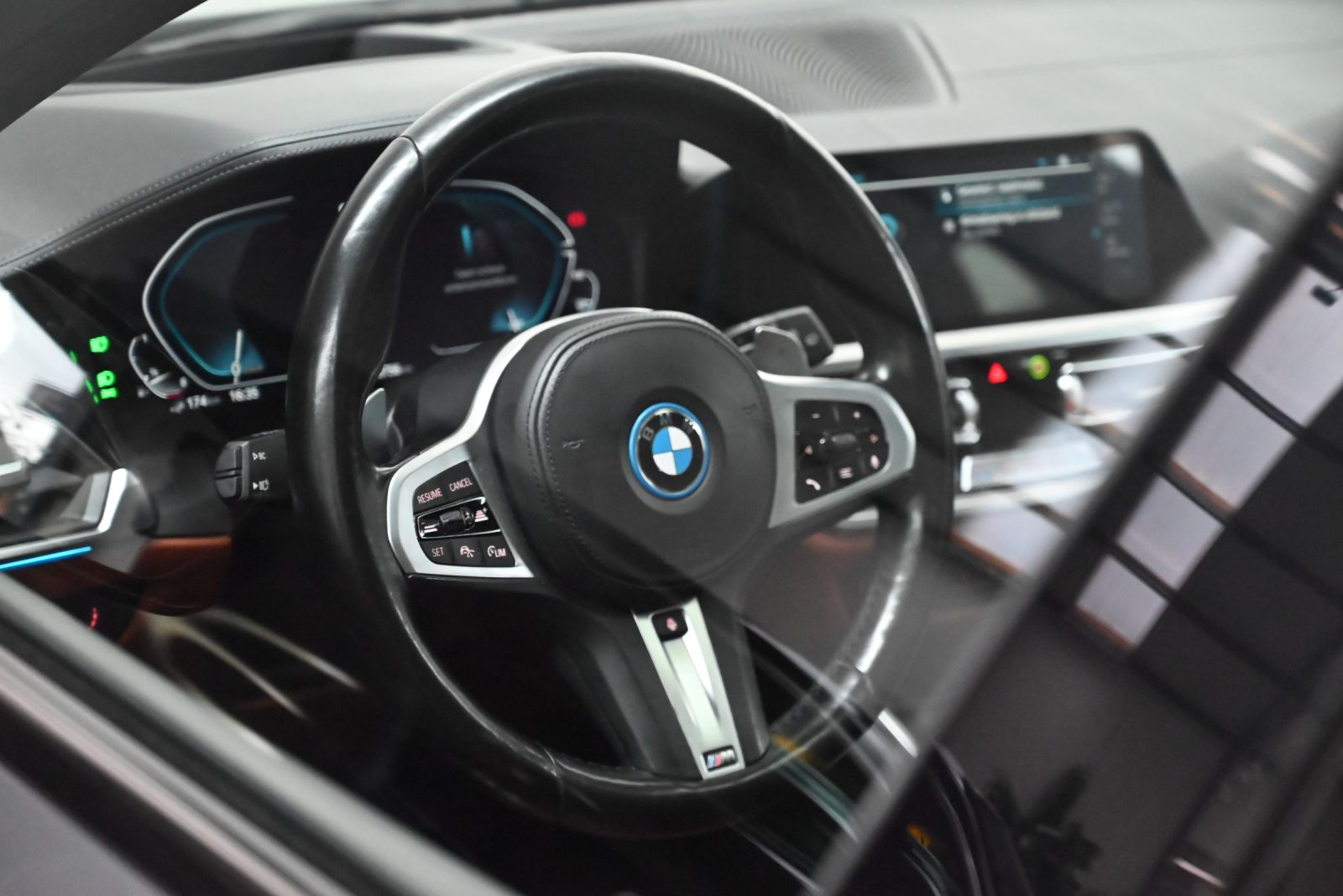 JNS Motors | BMW 330e xDrive Touring M SPORT | INDIVIDUAL TARTUFO | PANO | ACC | HUD | TREKHAAK | BTW
