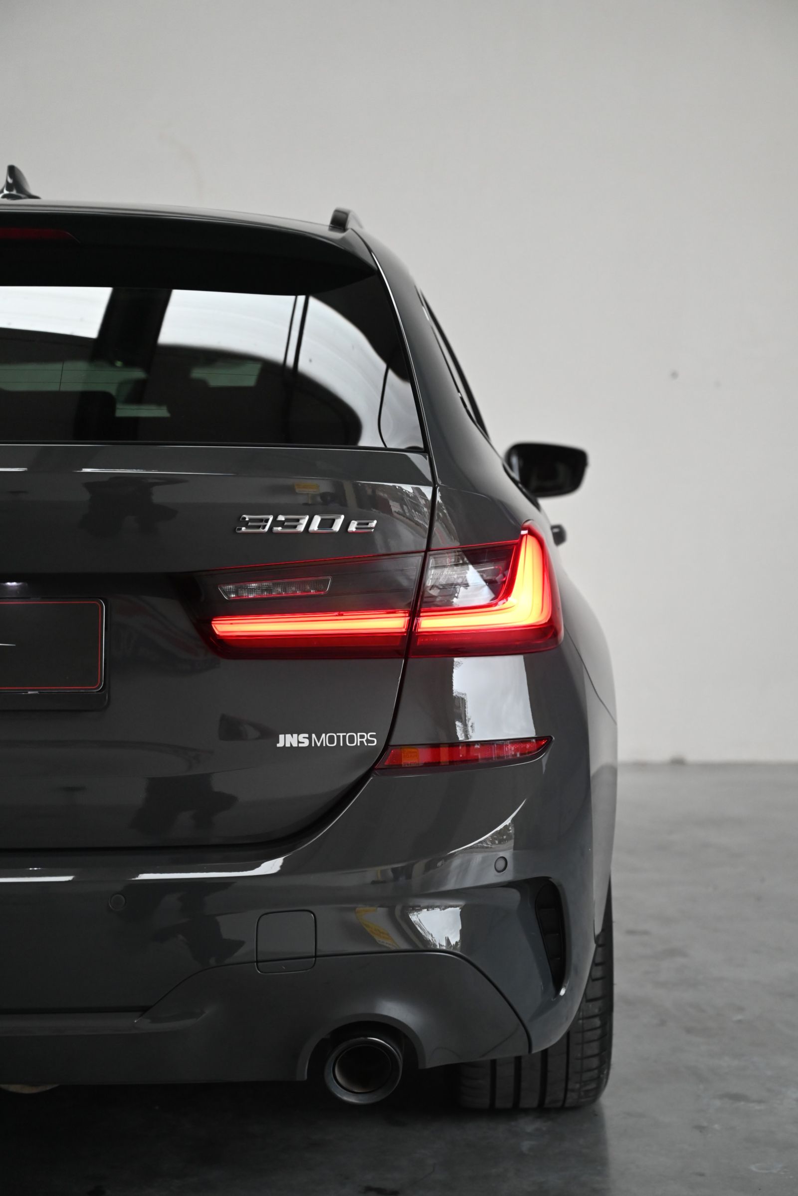 JNS Motors | BMW 330e xDrive Touring M SPORT | INDIVIDUAL TARTUFO | PANO | ACC | HUD | TREKHAAK | BTW