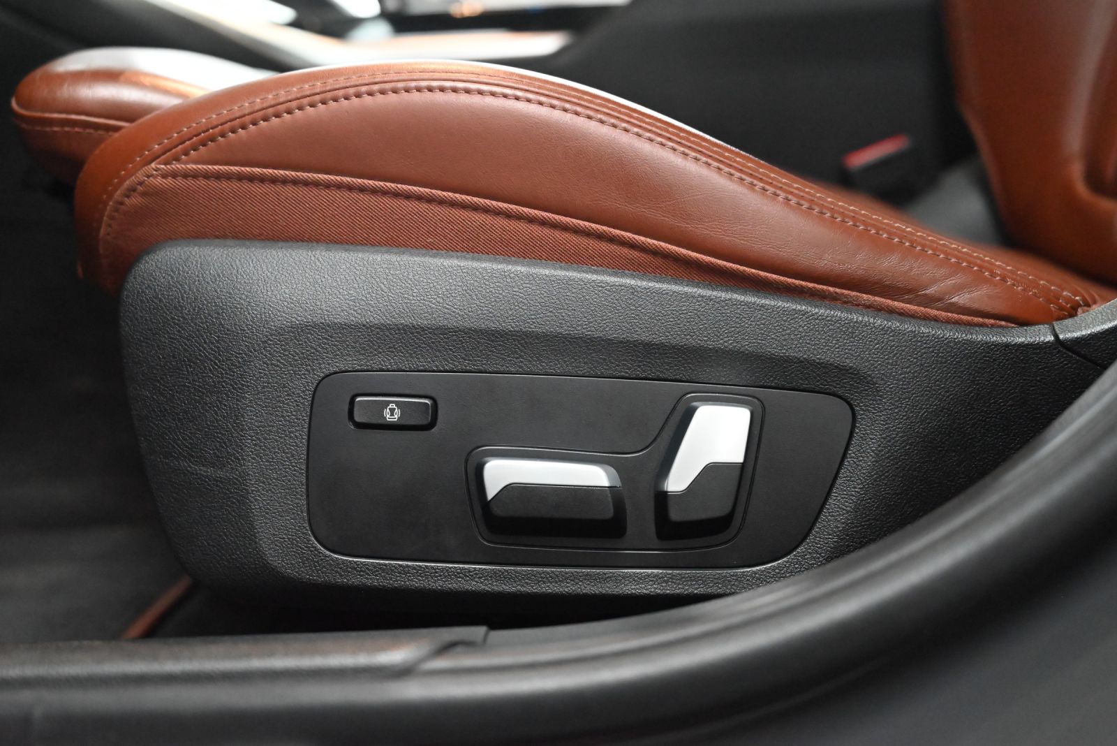 JNS Motors | BMW 330e xDrive Touring M SPORT | INDIVIDUAL TARTUFO | PANO | ACC | HUD | TREKHAAK | BTW