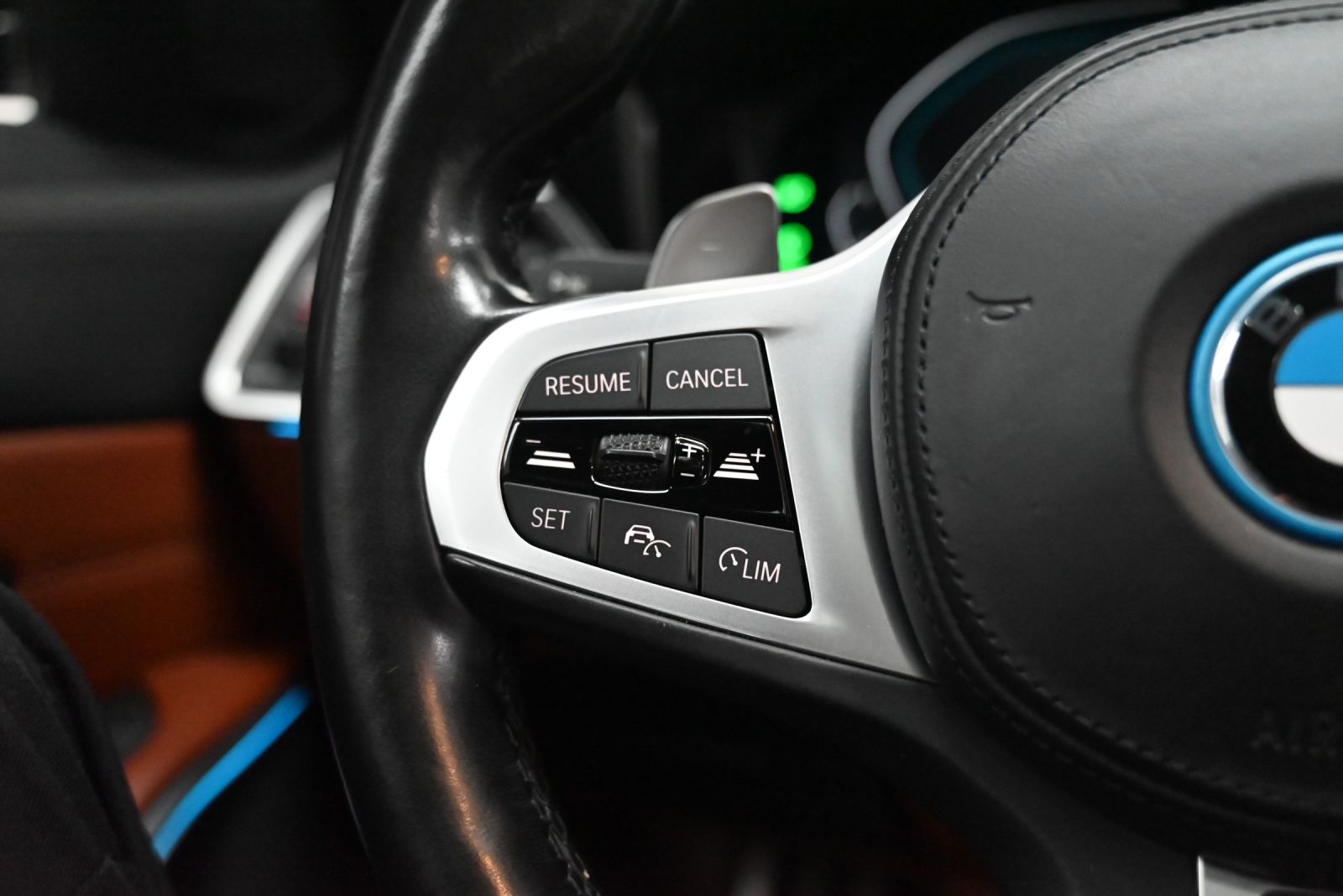 JNS Motors | BMW 330e xDrive Touring M SPORT | INDIVIDUAL TARTUFO | PANO | ACC | HUD | TREKHAAK | BTW