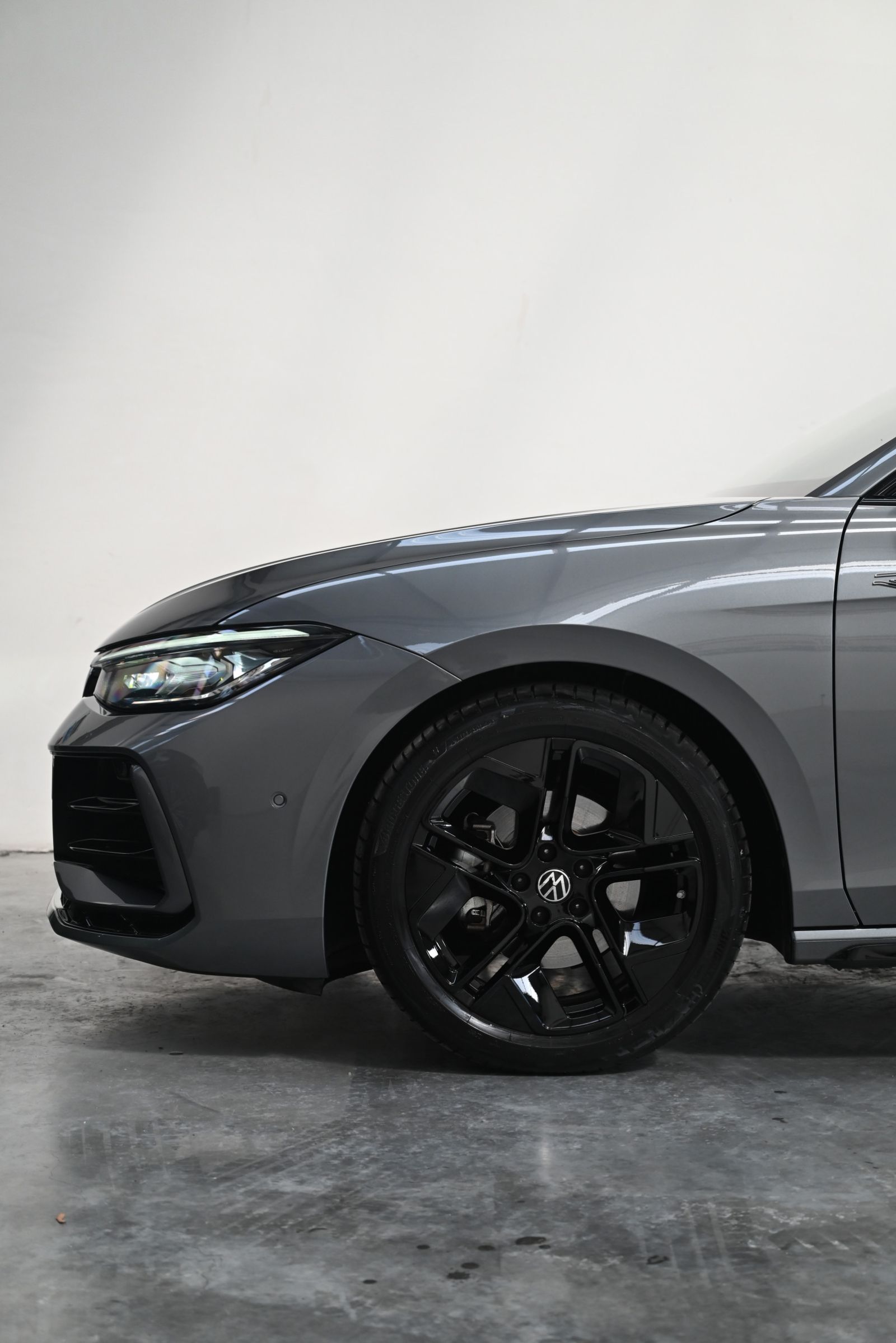 JNS Motors | VOLKSWAGEN PASSAT VARIANT 1.5 eTSI R-LINE | HUD | MATRIX | ACC | MEMORY | TREKHAAK
