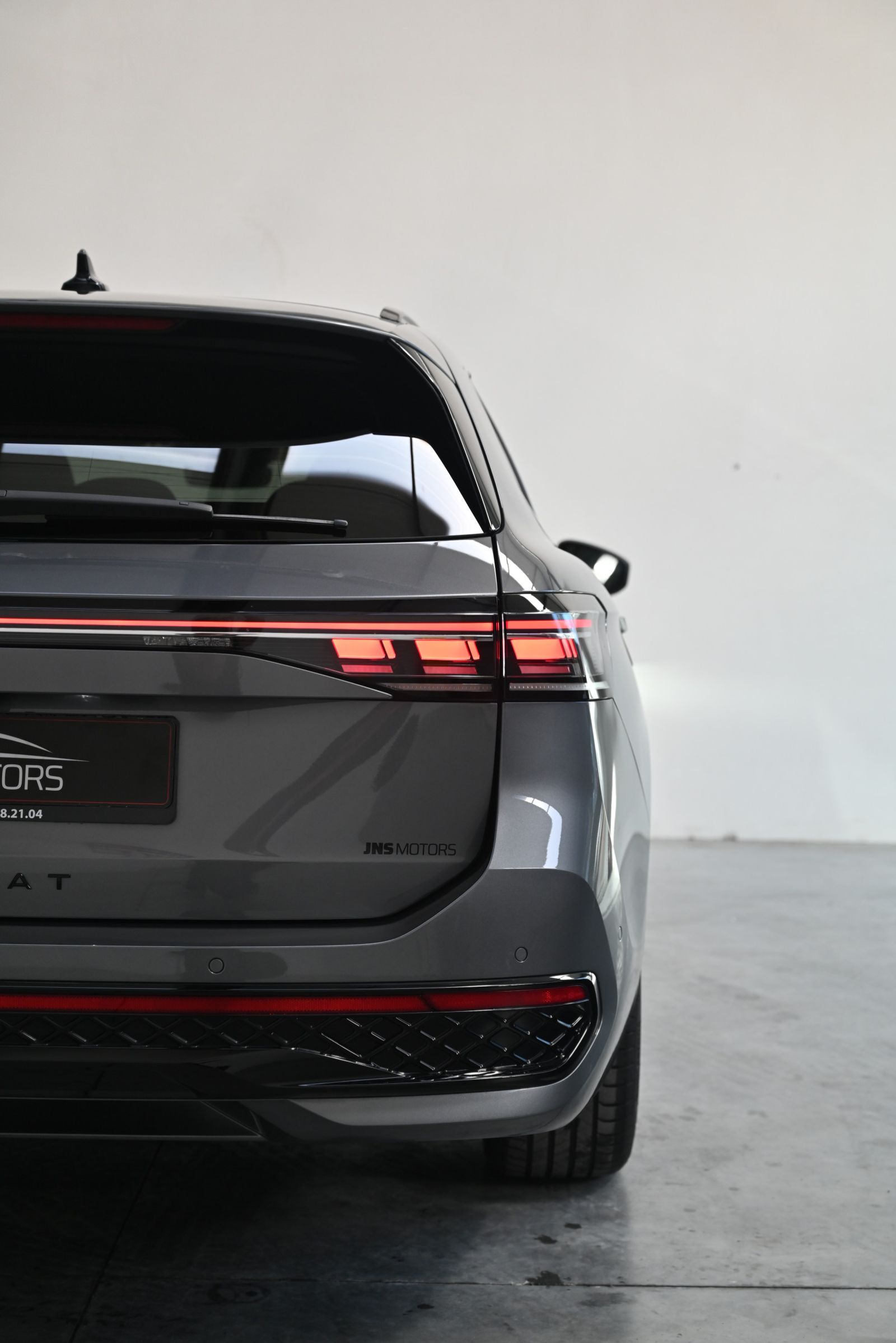 JNS Motors | VOLKSWAGEN PASSAT VARIANT 1.5 eTSI R-LINE | HUD | MATRIX | ACC | MEMORY | TREKHAAK